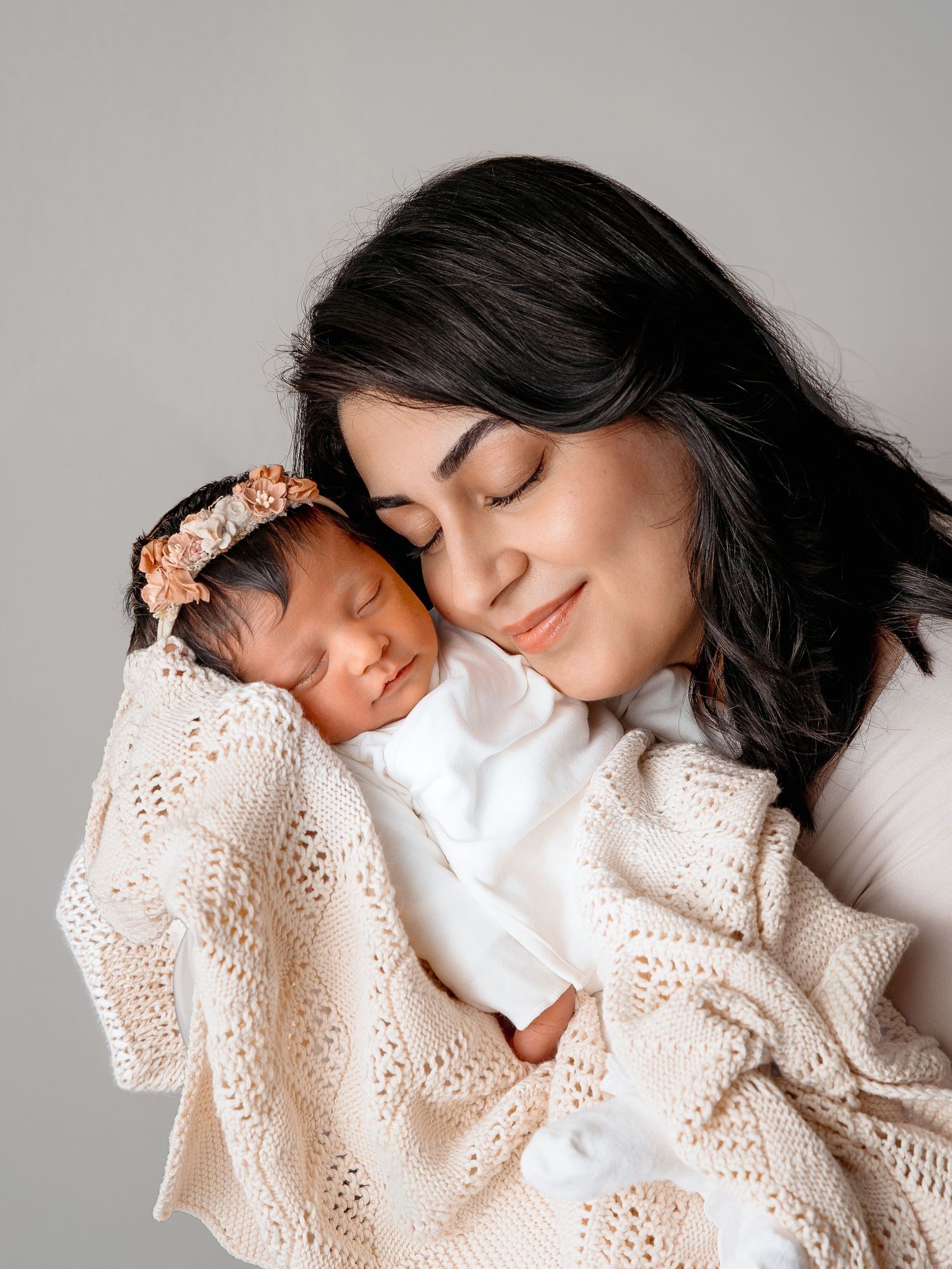Mutter hält ihr Neugeborenes nah bei sich – emotionale Newbornfotografie in Nürnberg