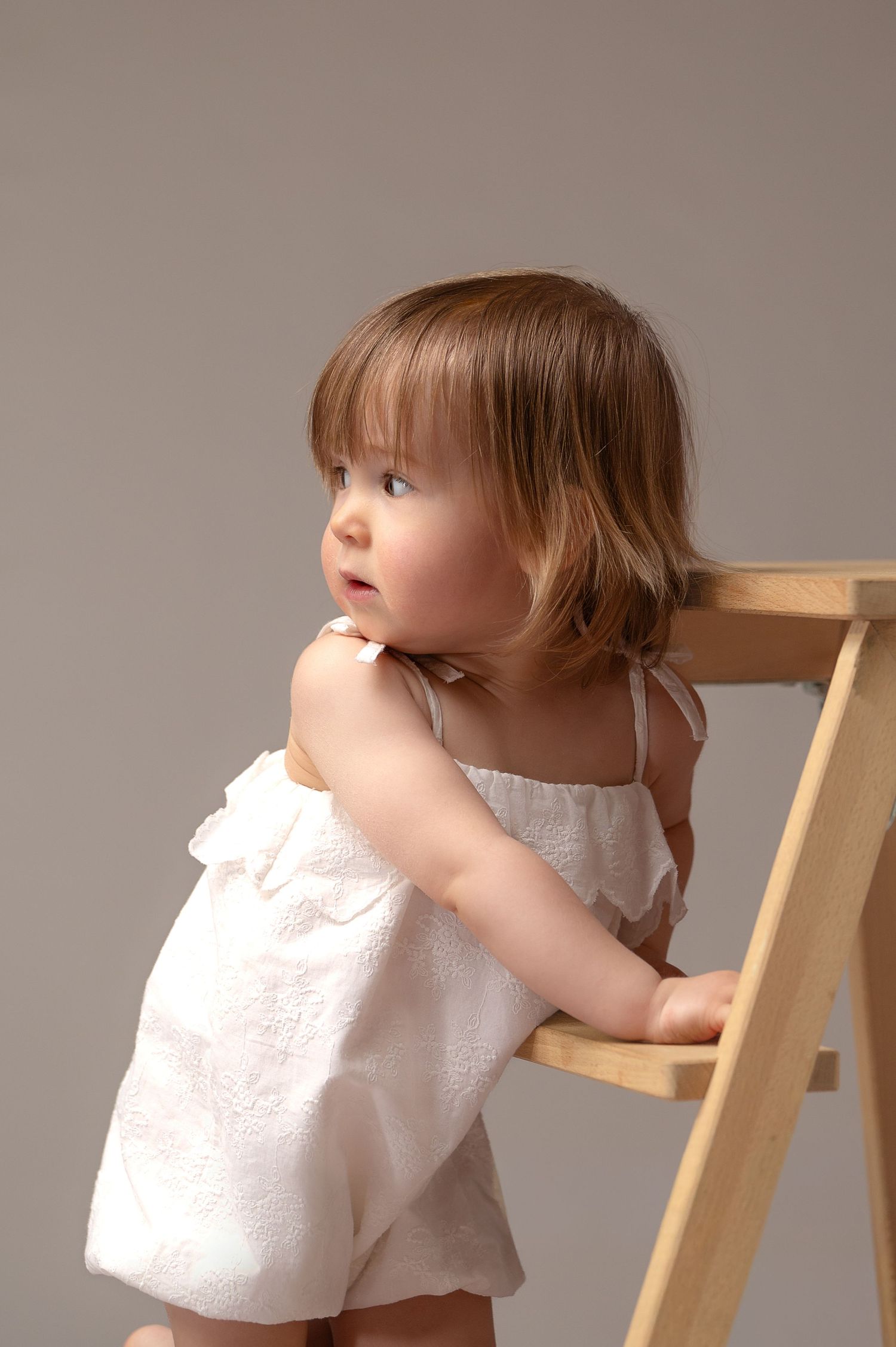 Schwangere Frau im fließenden Kleid im Studio – Babybauchfotografie in Nürnberg