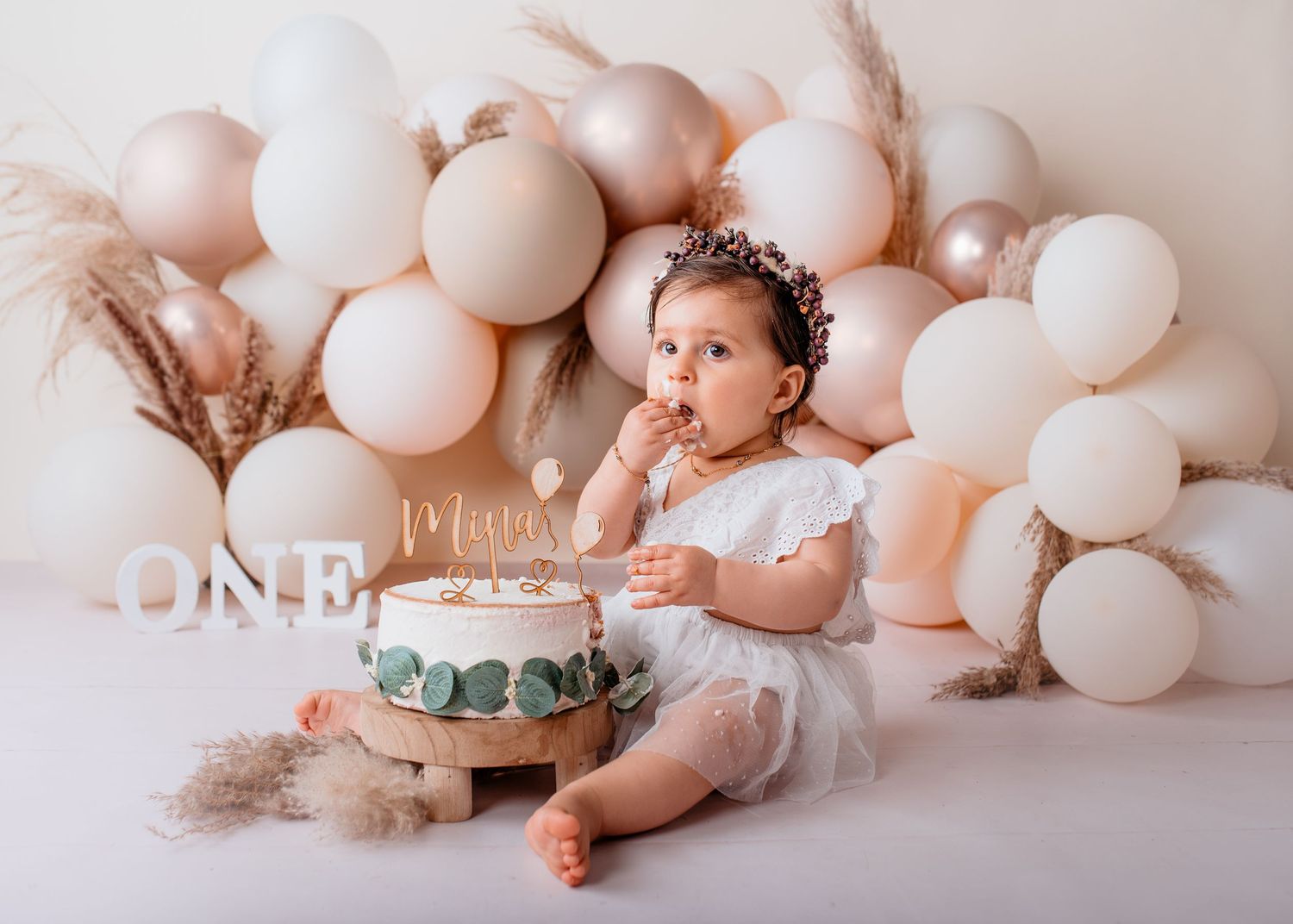 Baby sitzt vor Geburtstagstorte im Studio - liebevolles Smashcake Shooting in Nürnberg