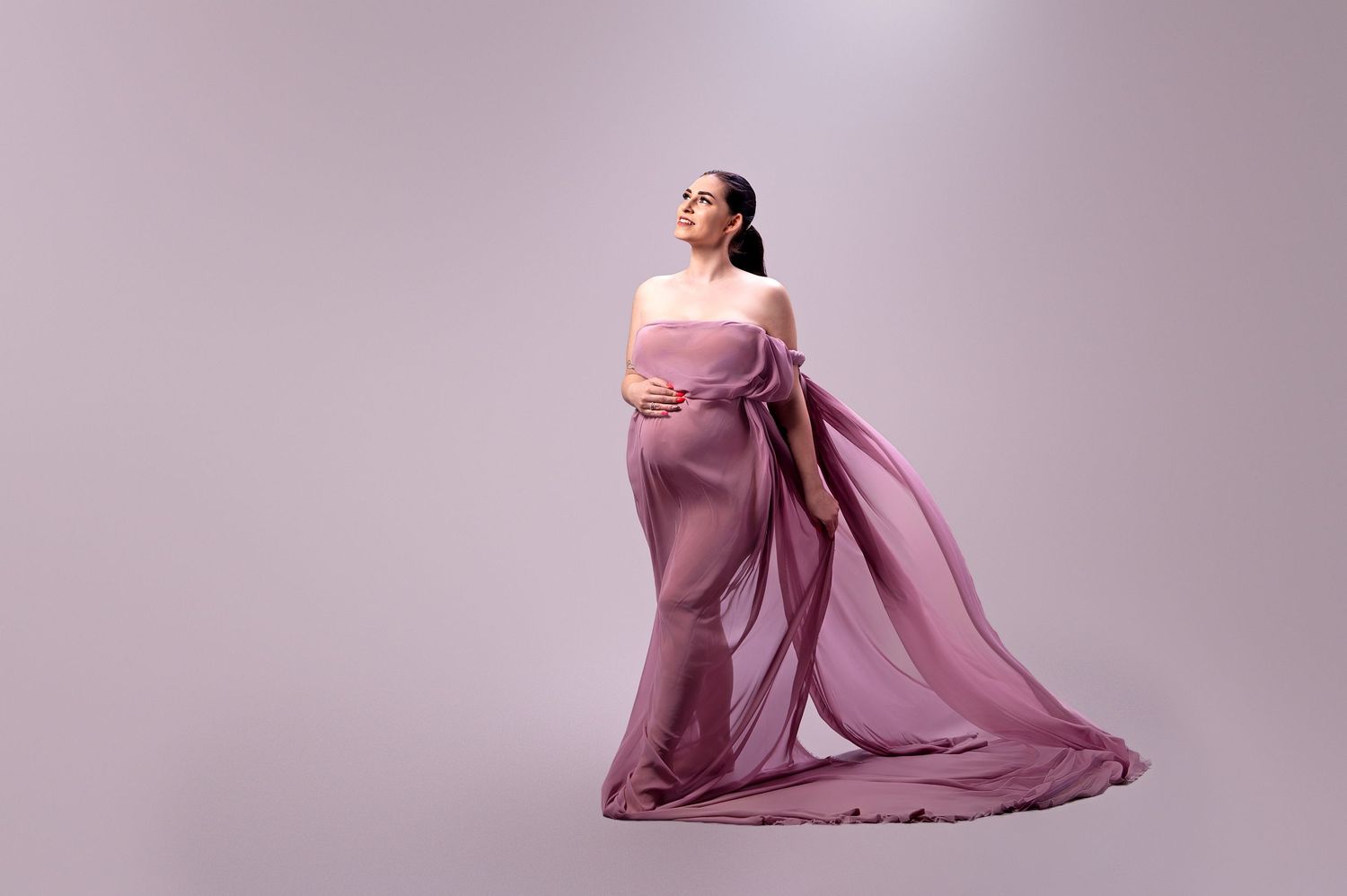 Schwangere Frau mit fließendem Kleid im Studio – elegante Babybauchfotografie in Nürnberg