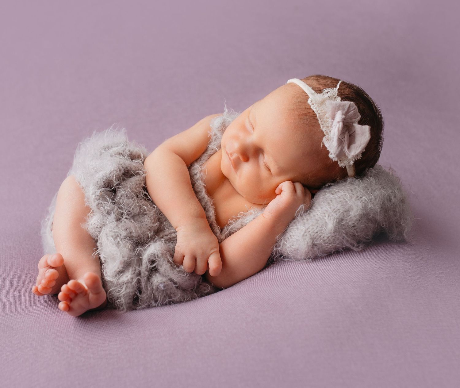 Neugeborenes Baby liegt auf weichem Untergrund – liebevolle Newbornfotografie in Nürnberg