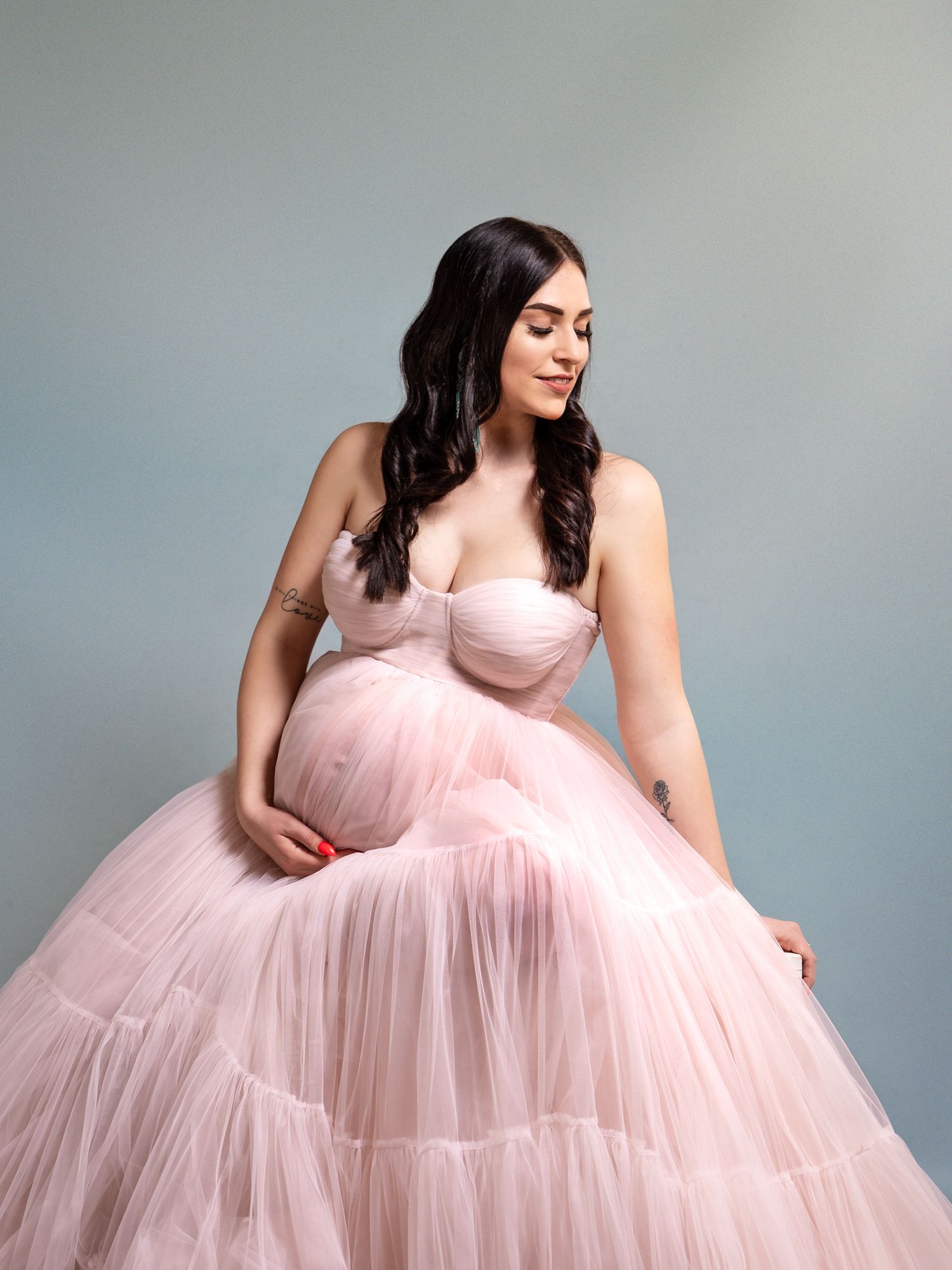 Schwangere Frau im rosa Kleid im Studio – elegante Babybauchfotografie in Nürnberg