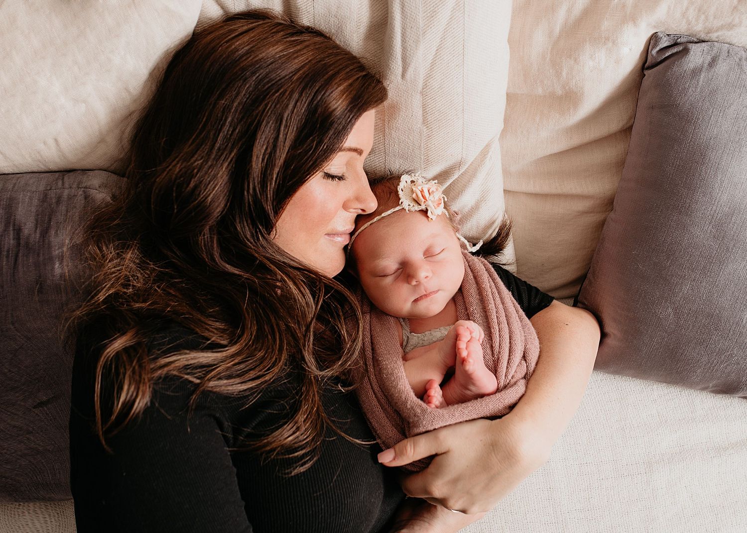 Mutter hält ihr Neugeborenes im Arm – liebevolle Newbornfotografie in Nürnberg