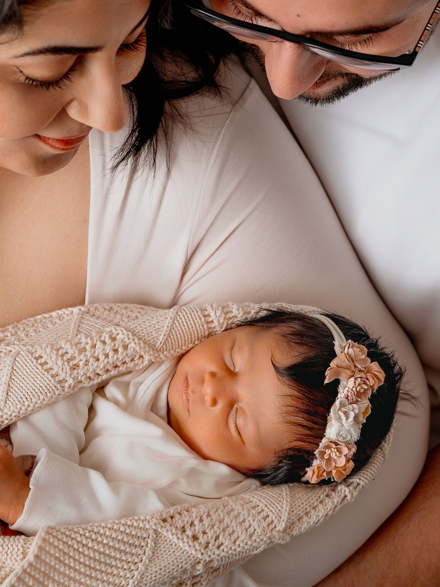 Mama und Papa halten ihr Neugeborenes nah bei sich – emotionale Newbornfotografie in Nürnberg