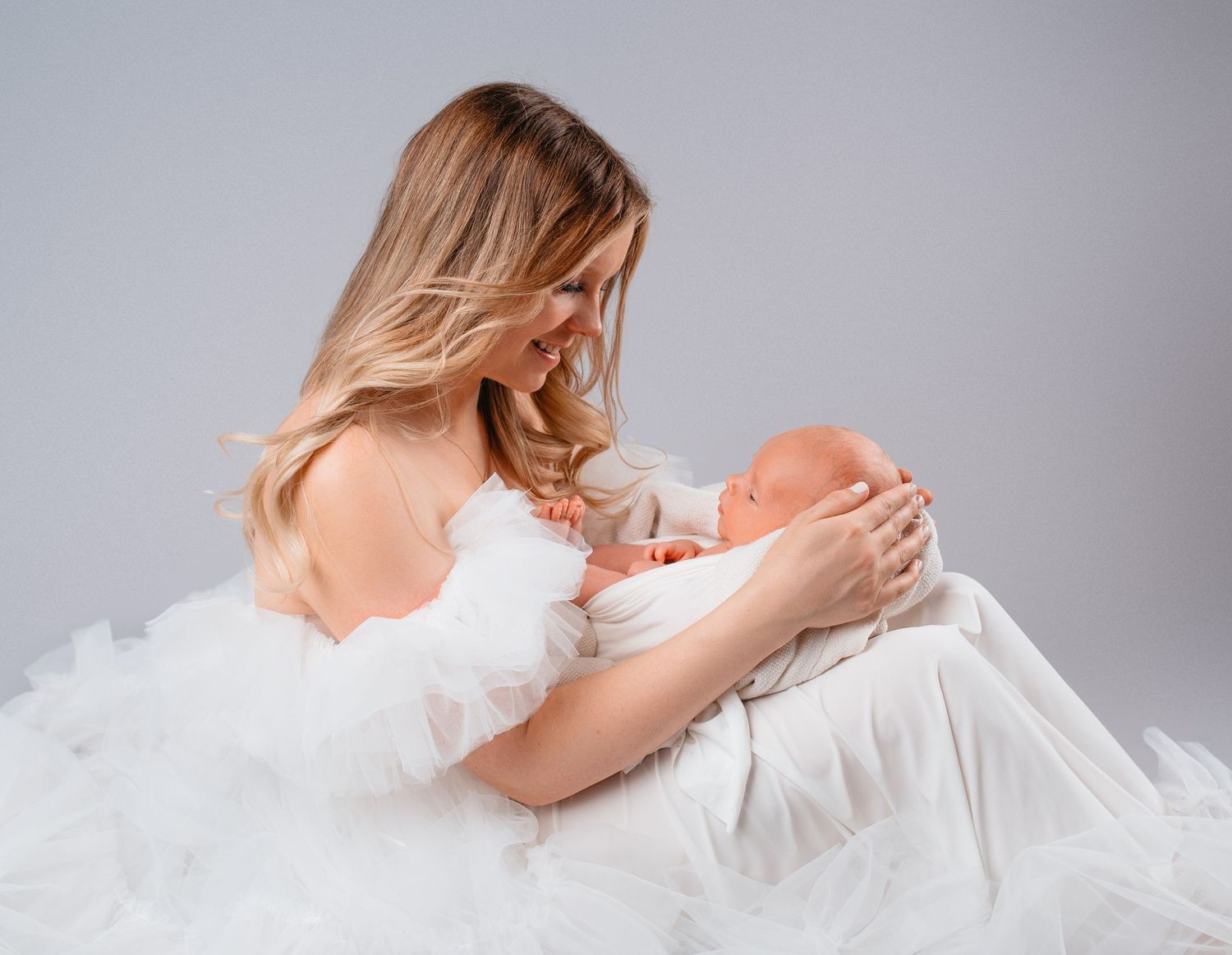 Mutter hält ihr Neugeborenes im Studio – emotionale Newbornfotografie in Nürnberg
