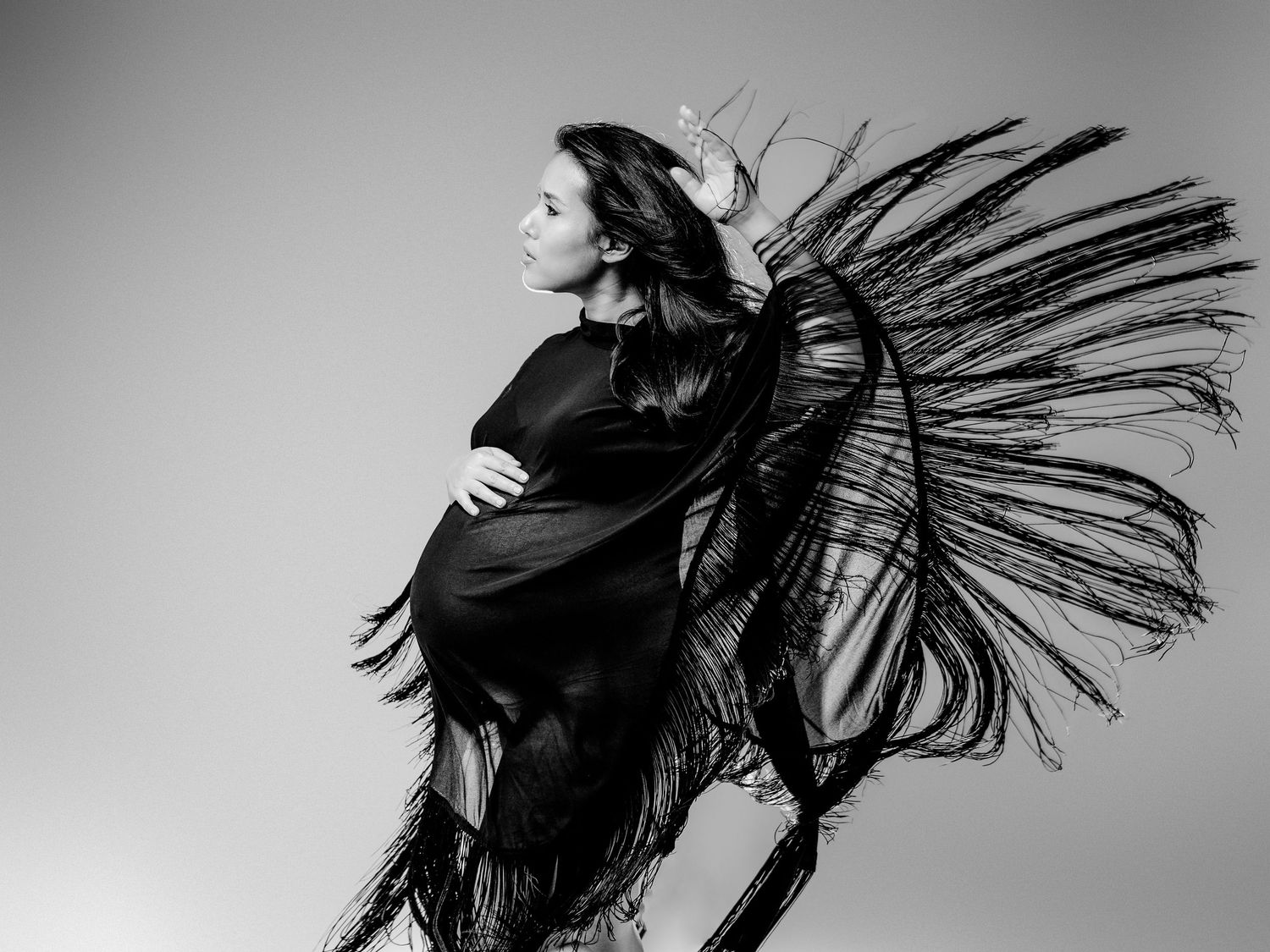Schwangere Frau im fließenden Kleid im Studio – elegante Babybauchfotografie in Nürnberg