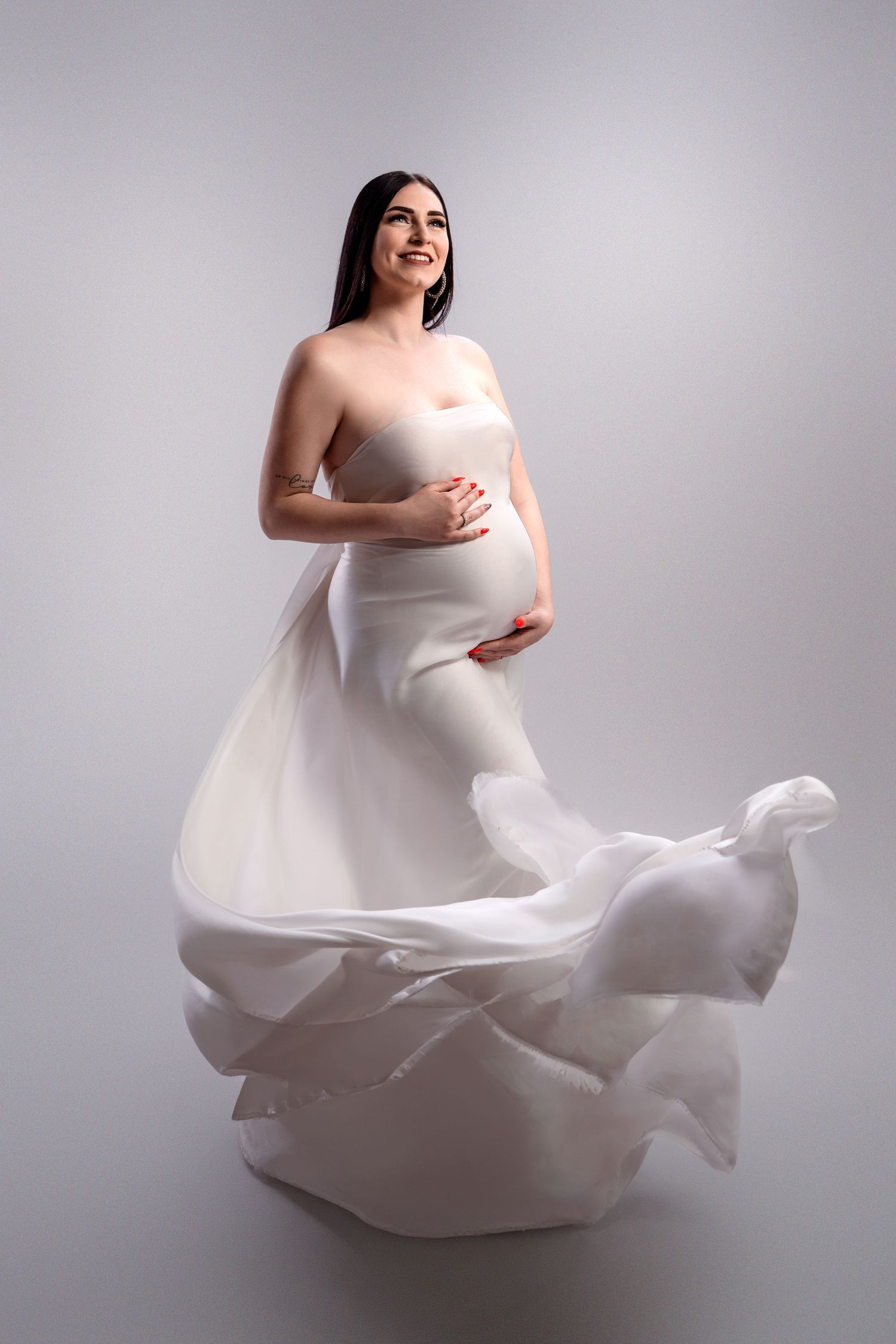 Neugeborenes Baby eingewickelt in weiches Tuch – Newbornfotografie in Nürnberg