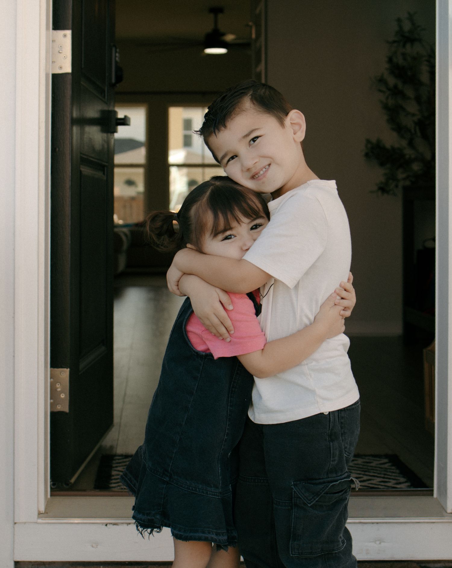 timeless candid photo. Family lifestyle income shoot. siblings hugging.
