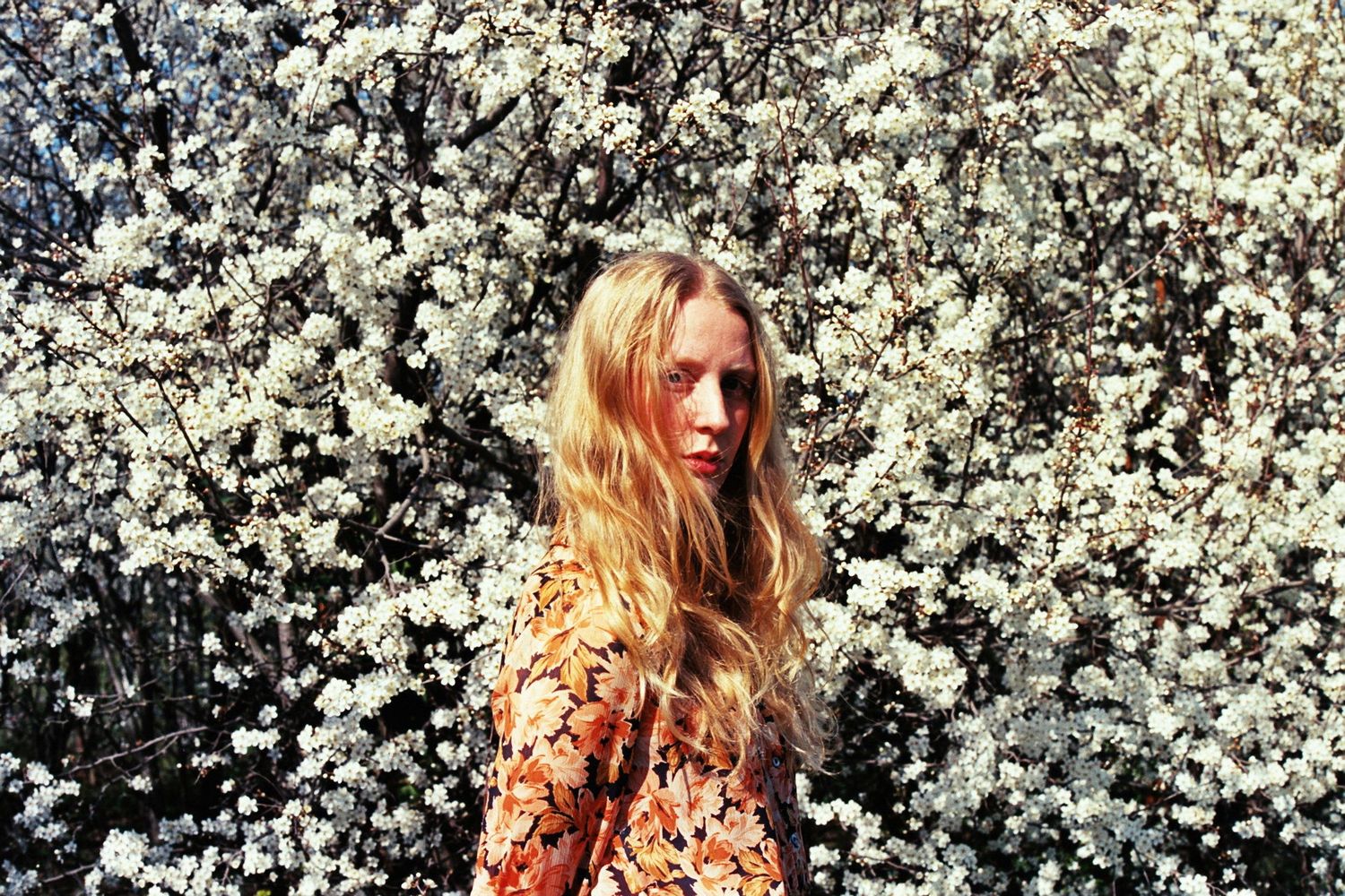ritratto fotografia analogica ragazza fiori bianchi