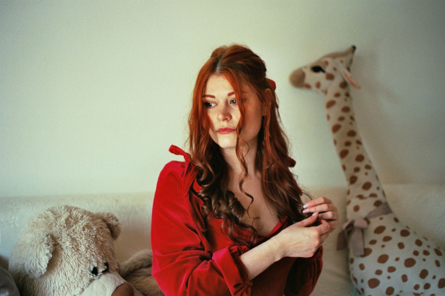 ritratto fotografia analogica ragazza rossa interno