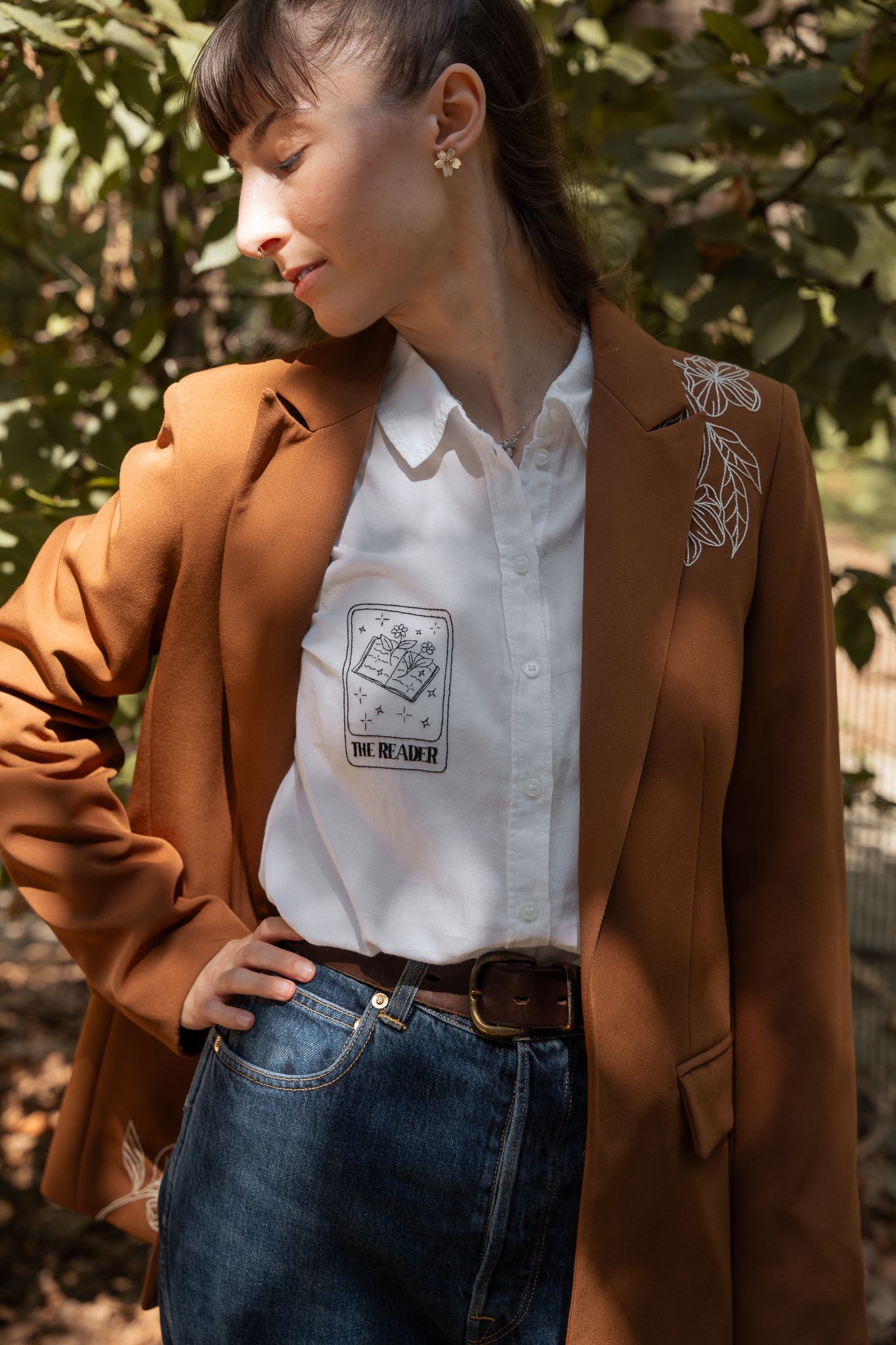 ritratto fotografia  ragazza giardino esterno camicia