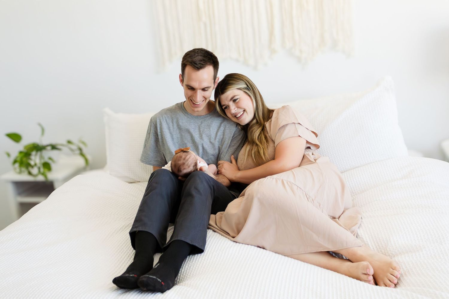 newborn lifestyle photoshoot in san tan valley arizona. Light and airy, natural family photography. Affordable newborn photo