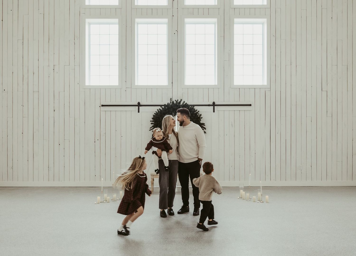 Moncton New Brunswick Maternity & Newborn photography Family christmas photoshoot big wreath