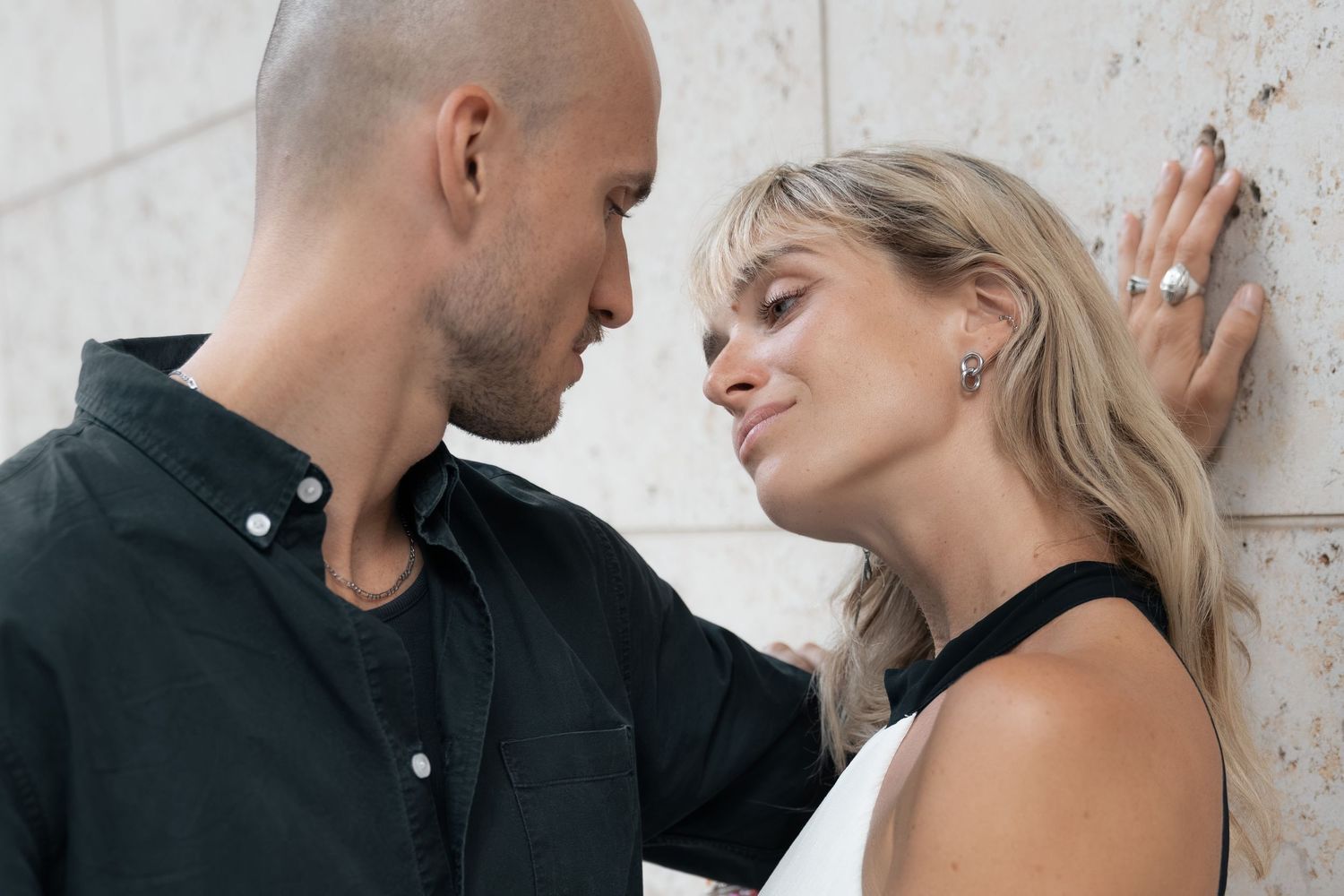 Couple leaning in for a kiss during a couple photoshoot in Frankfurt Germany