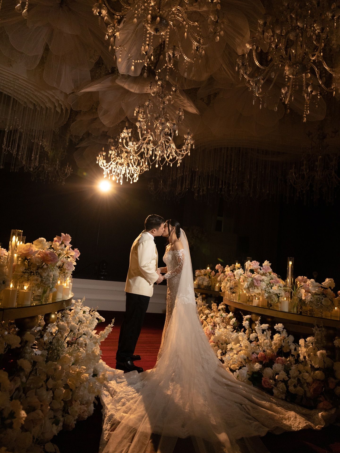 Couple under a veil: Sophisticated storytelling for couples who seek an elegant and timeless collaboration.