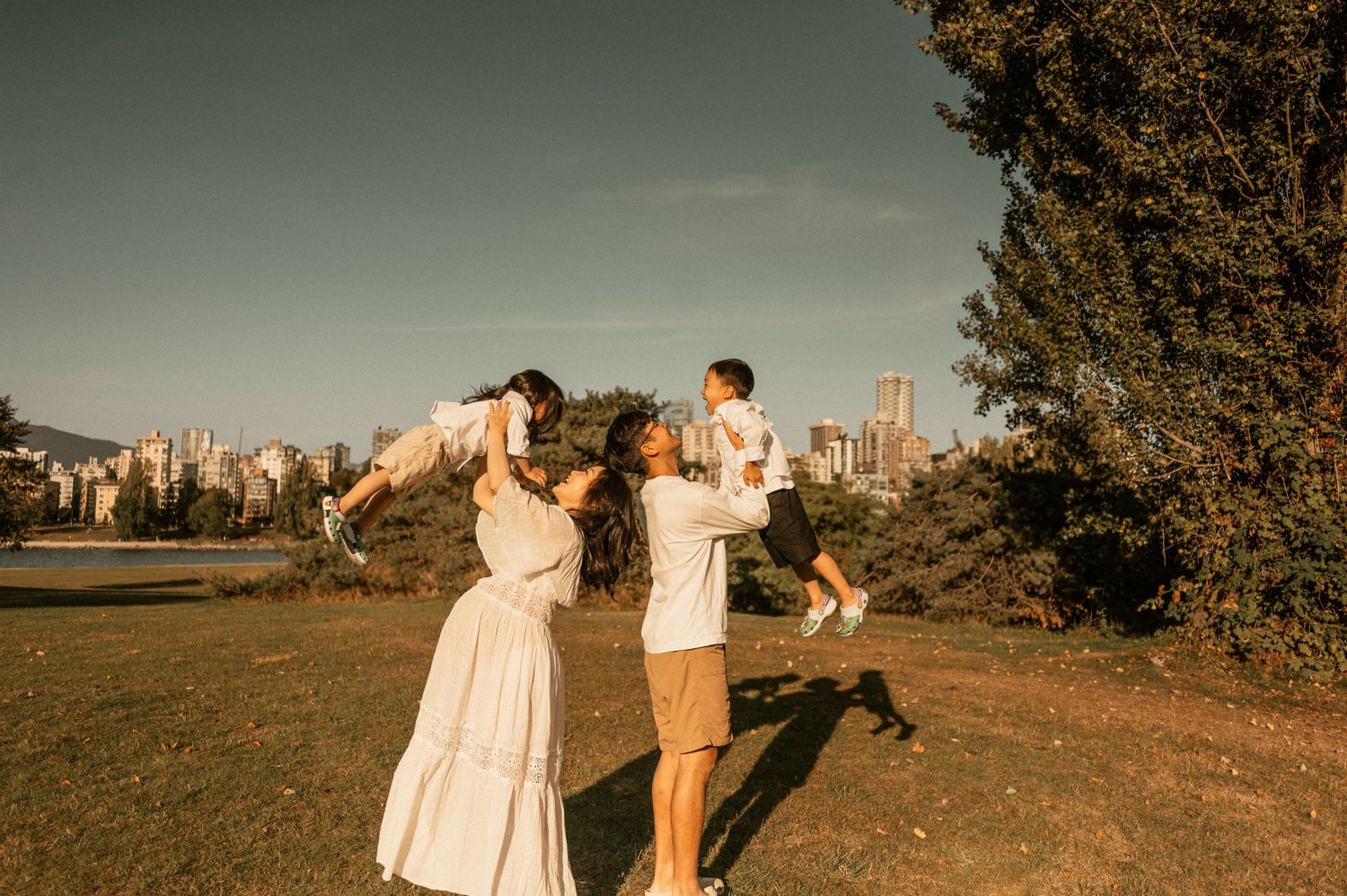 Creative Lifestyle Photography by Marina Dams Maternity Photoshoot Family Vancouver Sunset