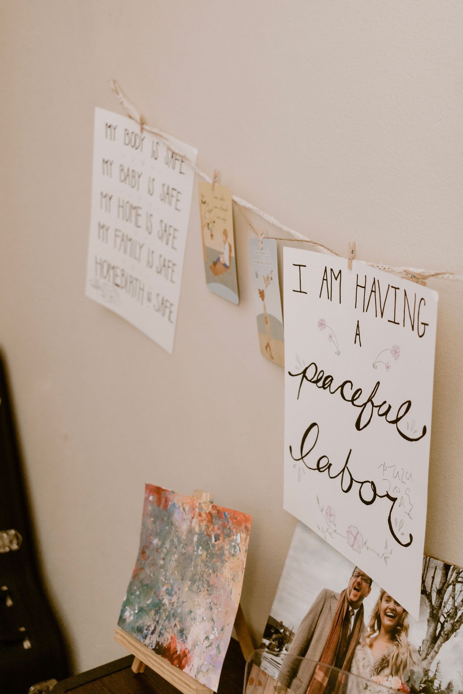 A handwritten sign on a wall reading 'I am having peaceful labor' with decorative elements.