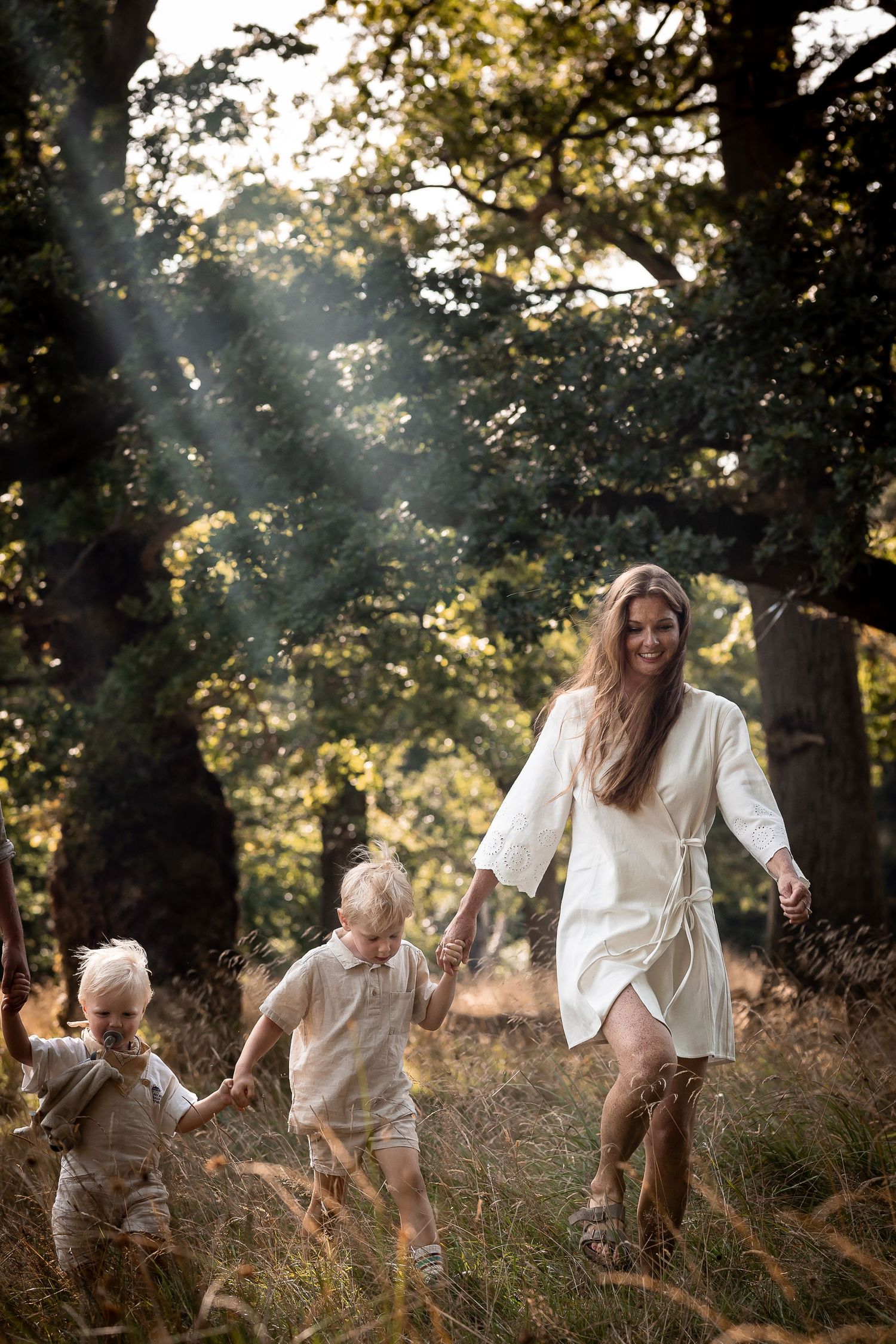Familiefotograf i Haslev – naturligt familiebillede i skoven på Sydsjælland