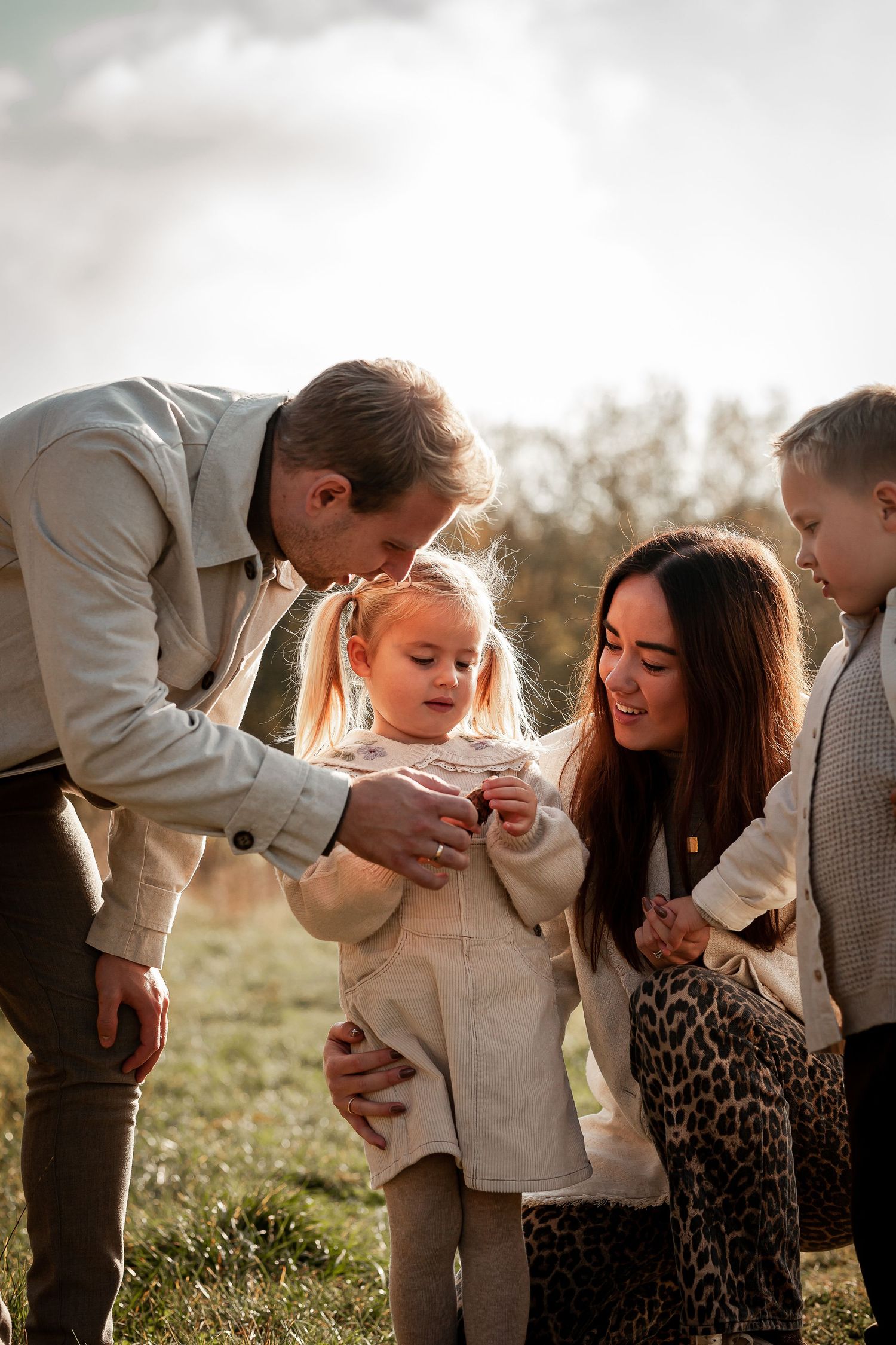Familiefotograf i Faxe – naturligt familiebillede i skoven på Sydsjælland