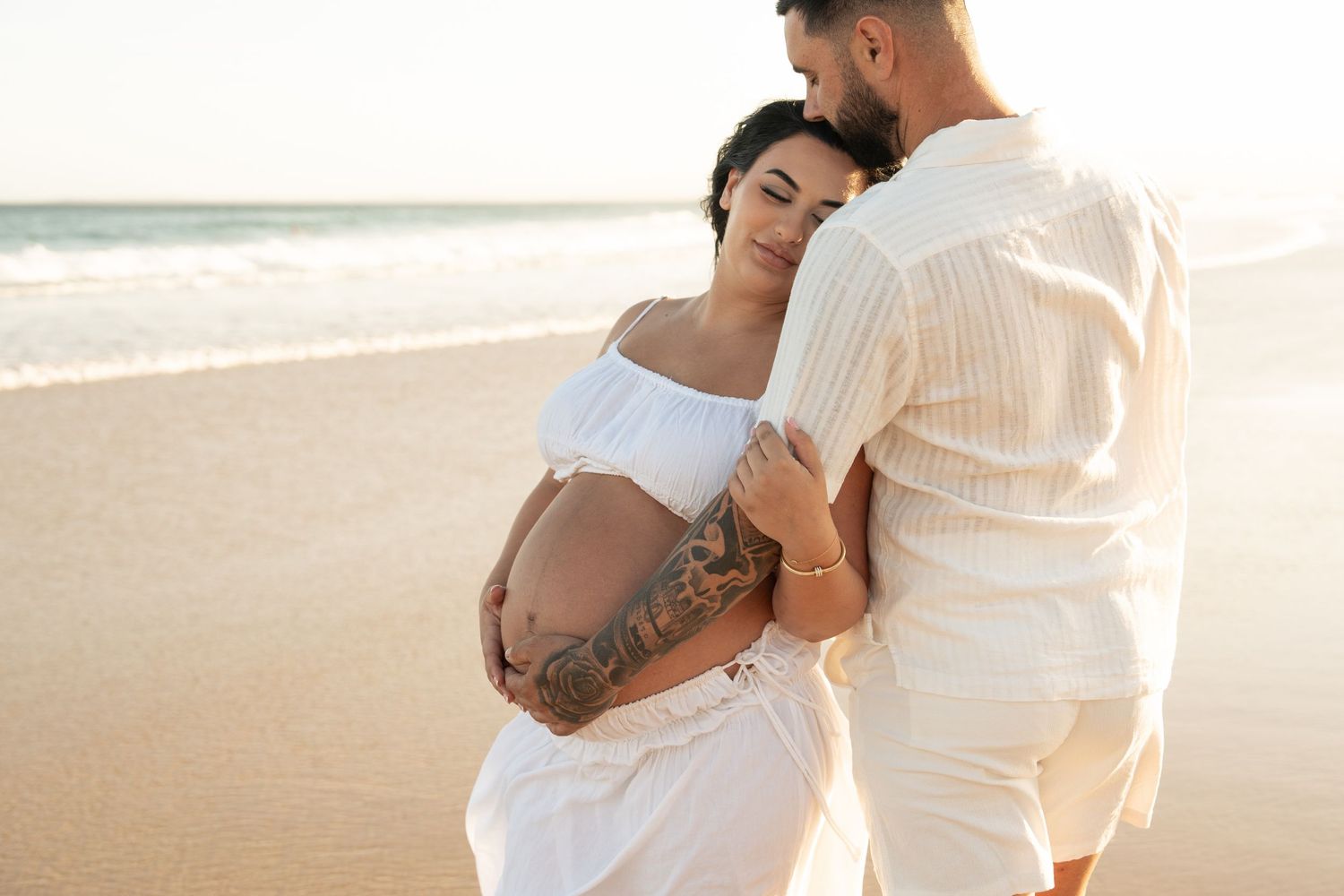 Wollongong maternity and family photographer. Capturing genuine love and connection, documentary style.