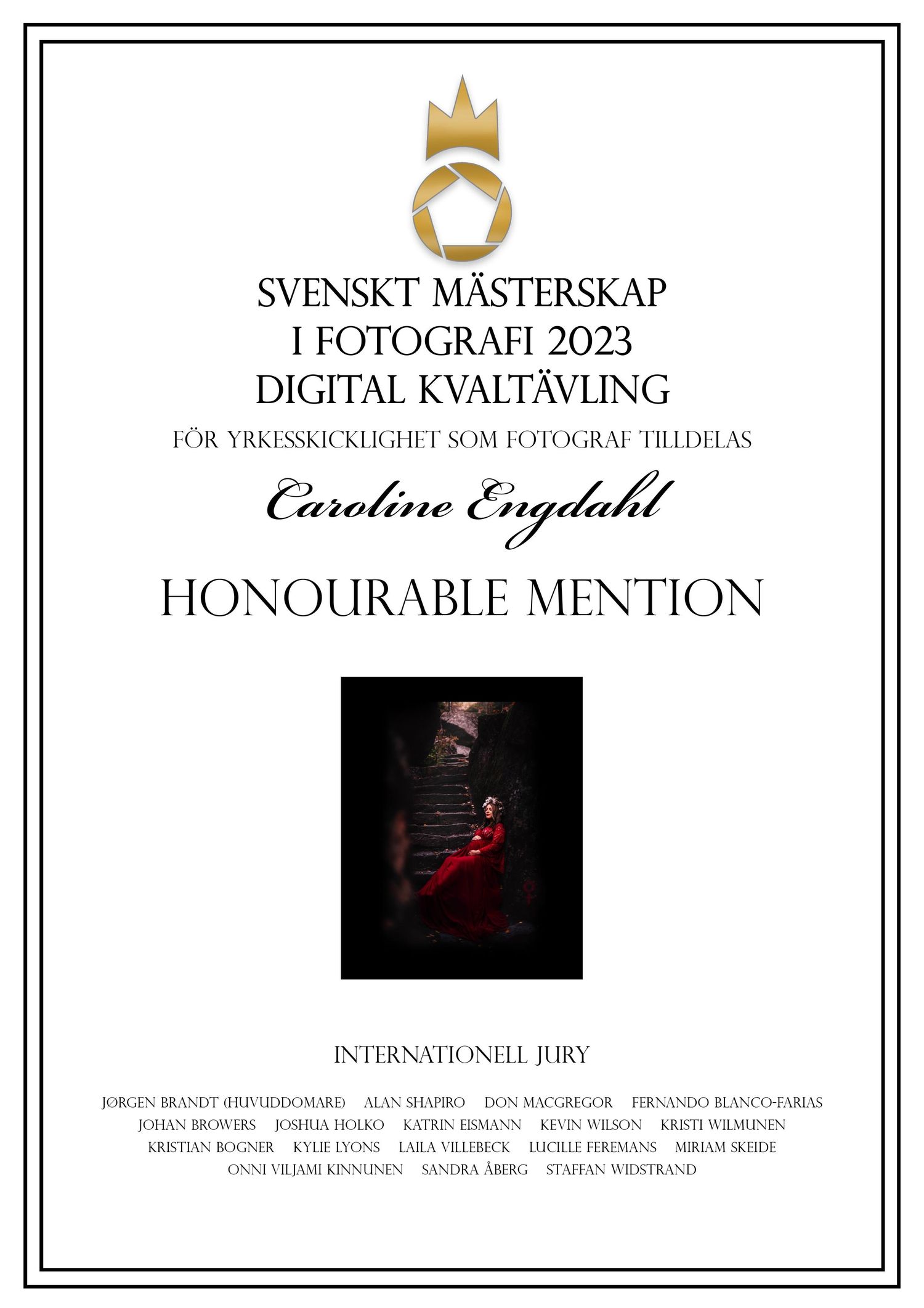 Award certificate presenting dramatic indoor portrait photography receiving Honorable Mention in Swedish competition.