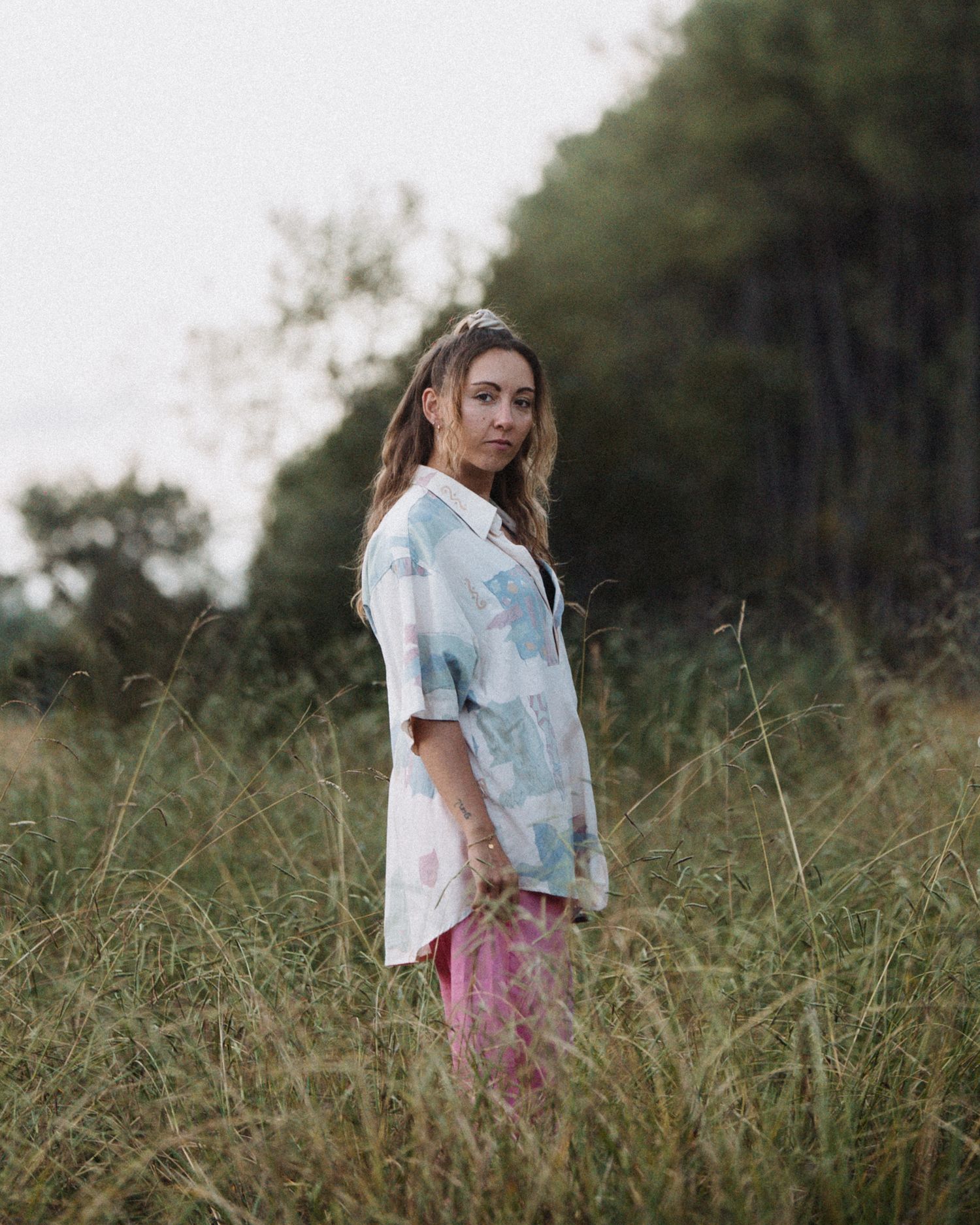 Portrait artistique en nature, lumière douce, ambiance contemplative, tenue décontractée.