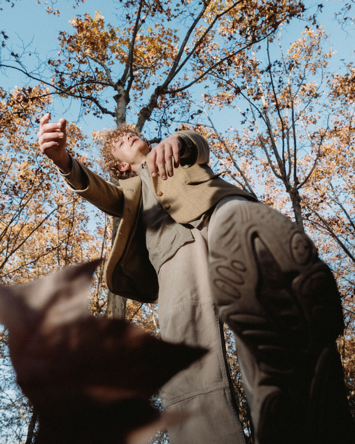 Portrait lifestyle en duo dans un parc en automne, scène artistique et naturelle.