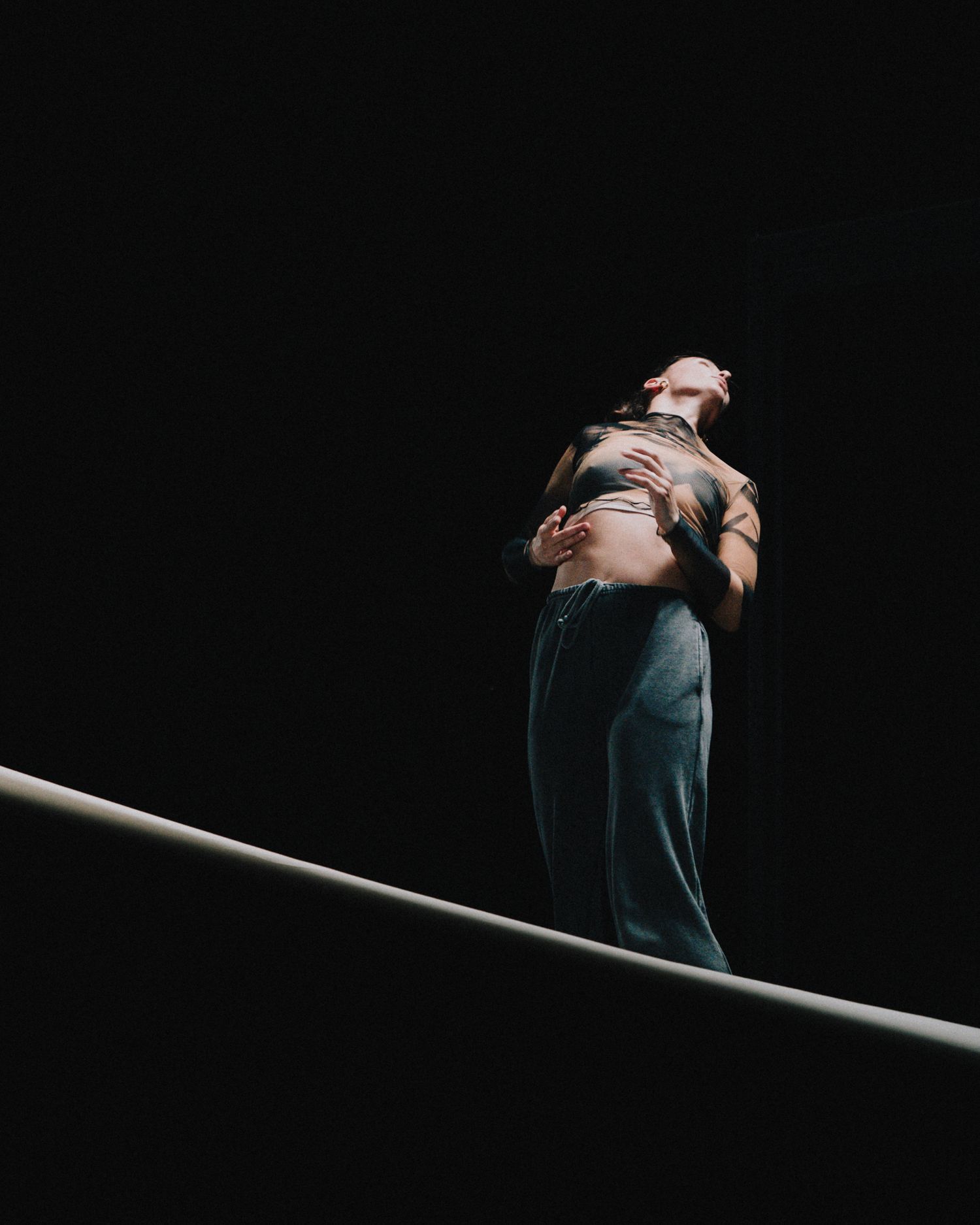 Photo verticale d’un danseuse prise dans un cadre chorégraphique. Création contemporaine artist compagnie de danse Julian Hyun