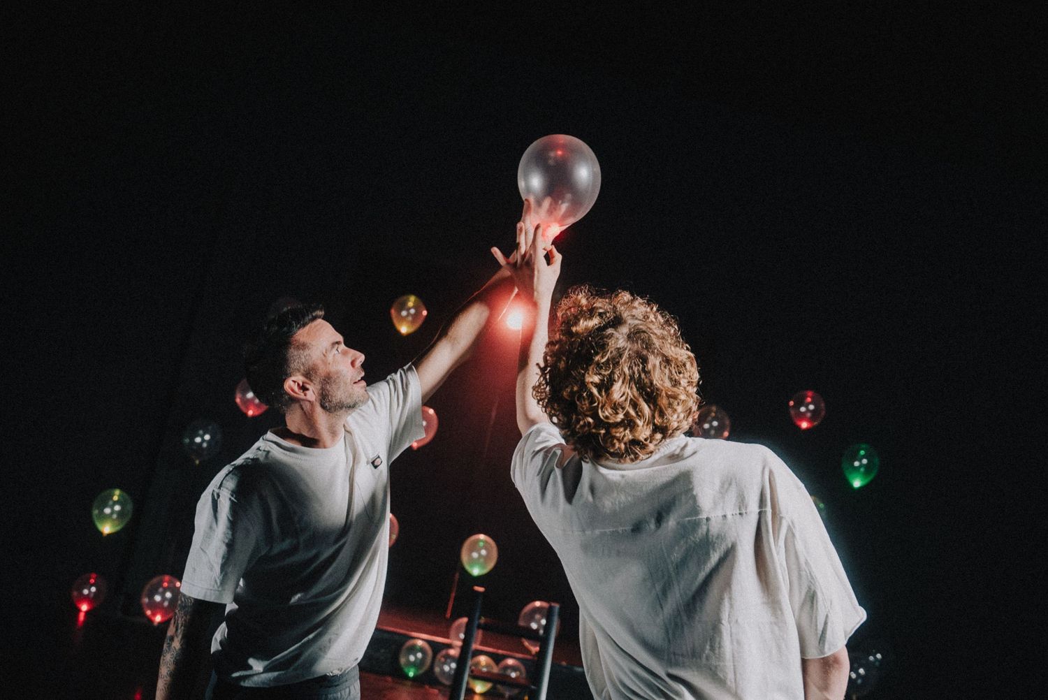 Photo artistique de ballon en salle, lumière de scène et mouvement capté.