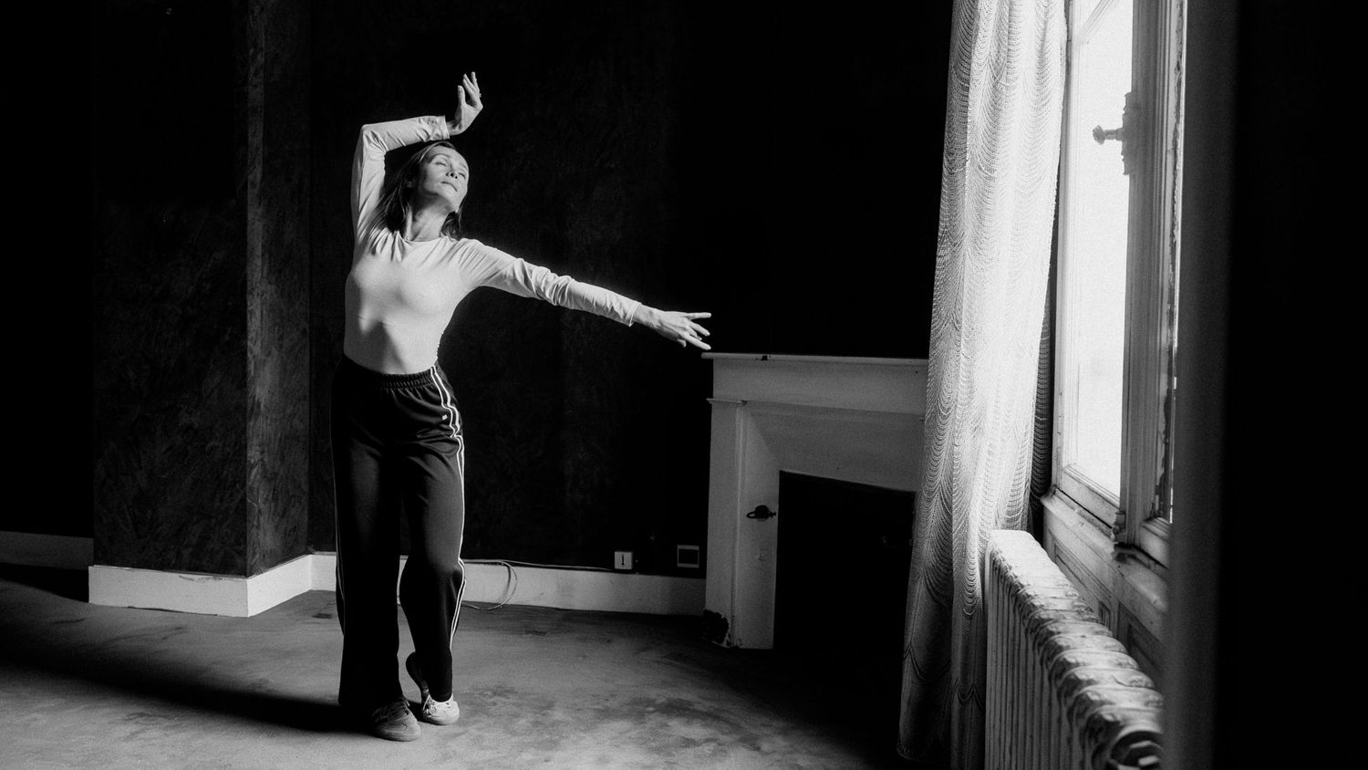 Photo de danse contemporaine en intérieur avec lumière naturelle, ambiance artistique.