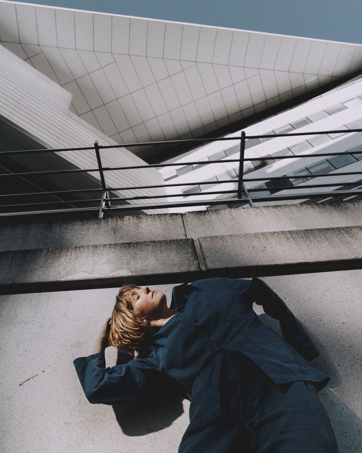 Danse urbaine sous une architecture moderne, équilibre entre mouvement, béton et lignes graphiques.