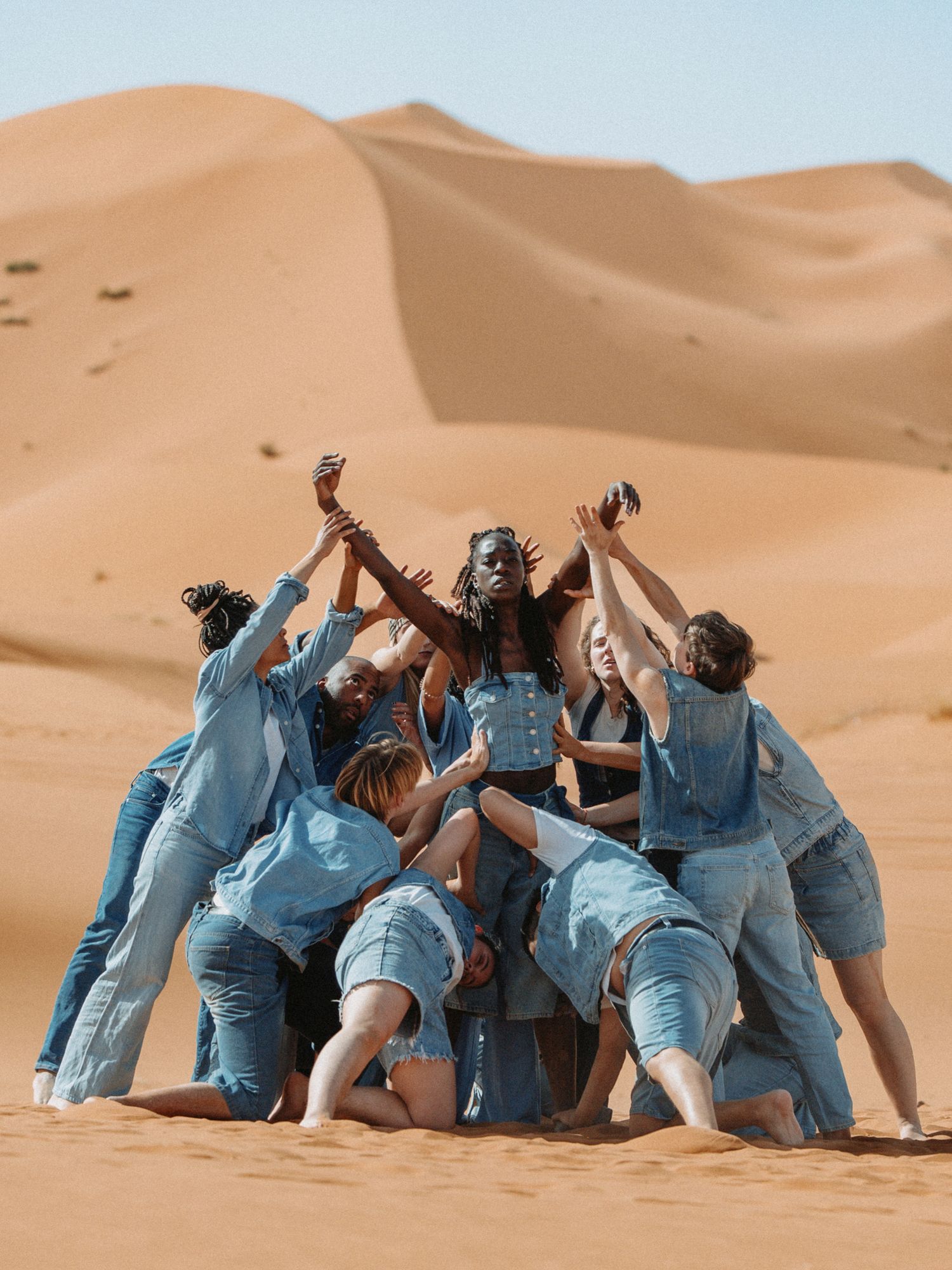 Composition chorégraphique en pyramide dans les dunes, création artistique en extérieur.
