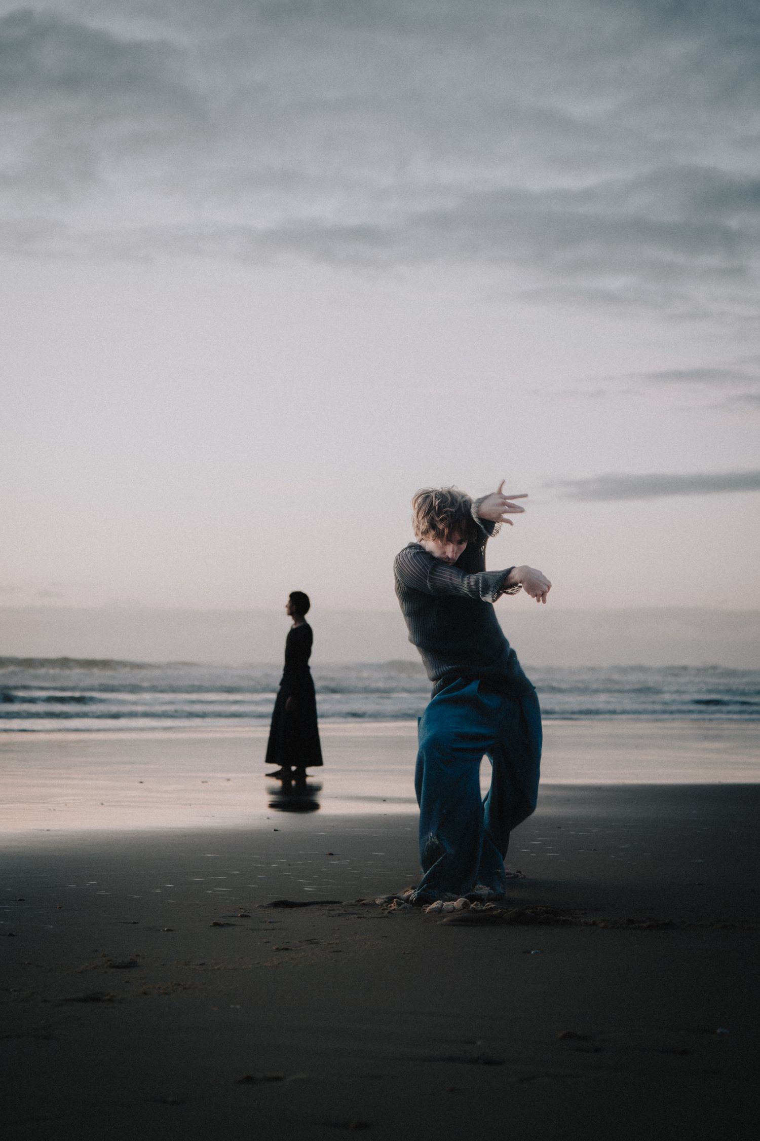 Danse contemporaine sur la plage, photo artistique capturée en lumière naturelle.