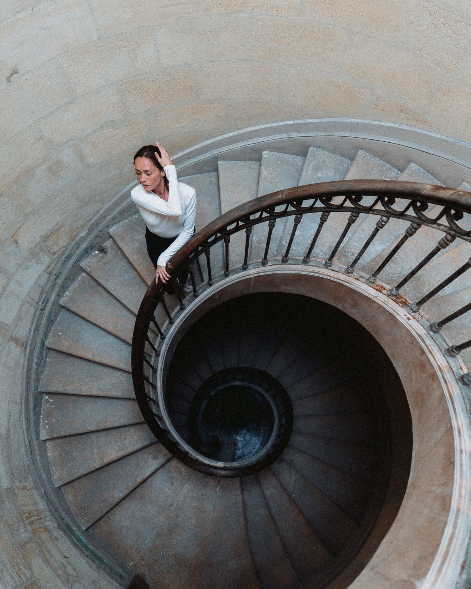 Portrait architectural dans un escalier en colimaçon, vue aérienne graphique.