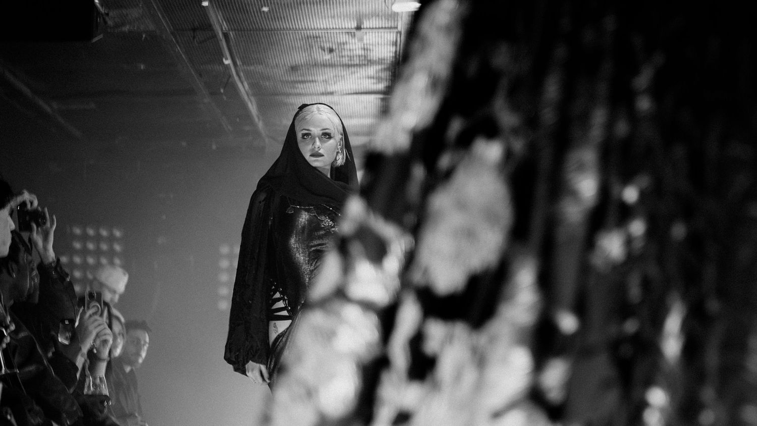 Photo d’un événement mode dans un lieu underground, ambiance sombre et créative, capturée en plan rapproché.