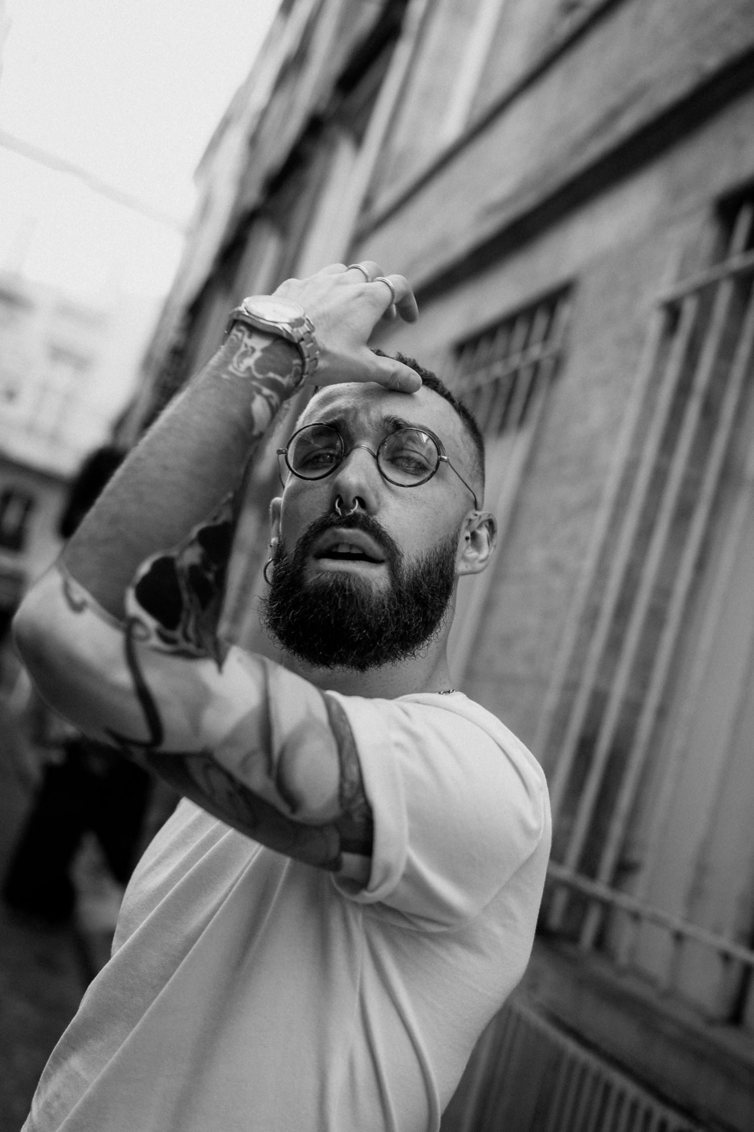 Portrait urbain percutant en noir et blanc, attitude assurée et énergie brute dans la rue.