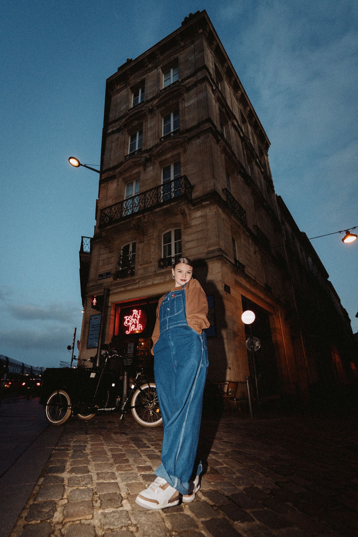 ortrait stylisé en ville au crépuscule, ambiance urbaine et lumières nocturnes.