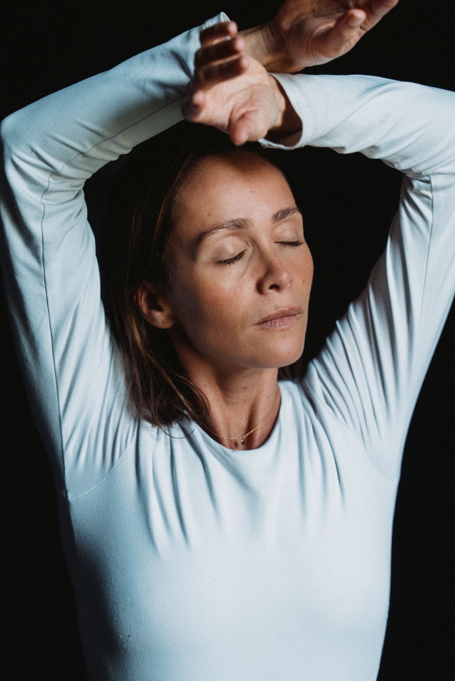 Portrait féminin artistique en lumière naturelle, pose expressive, ambiance intimiste.