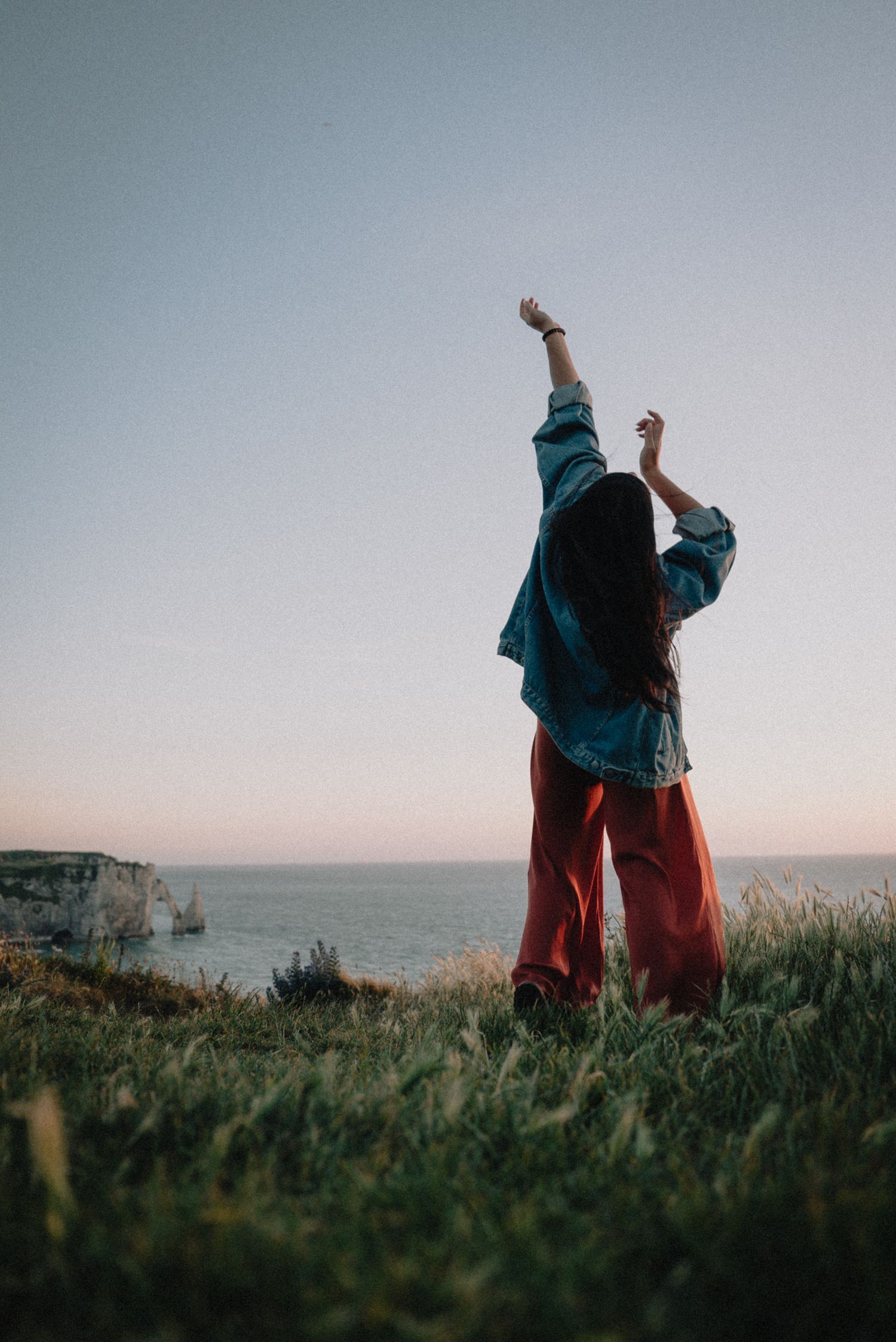 Portrait chorégraphique au coucher de soleil, danse en extérieur sur une colline à Bordeaux.