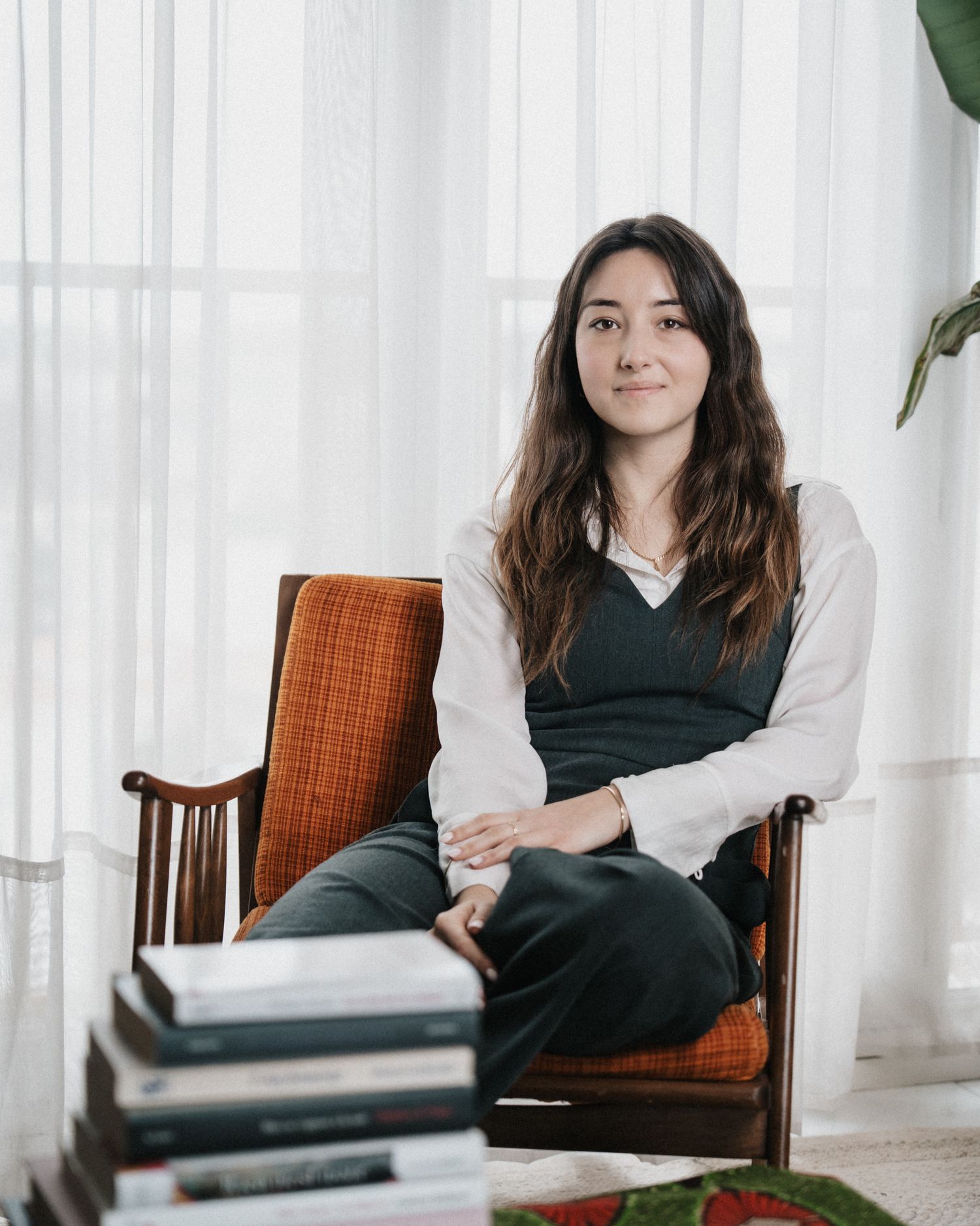 Portrait corporate féminin lumineux, cadré en intérieur, destiné à une publication presse web ou interview.