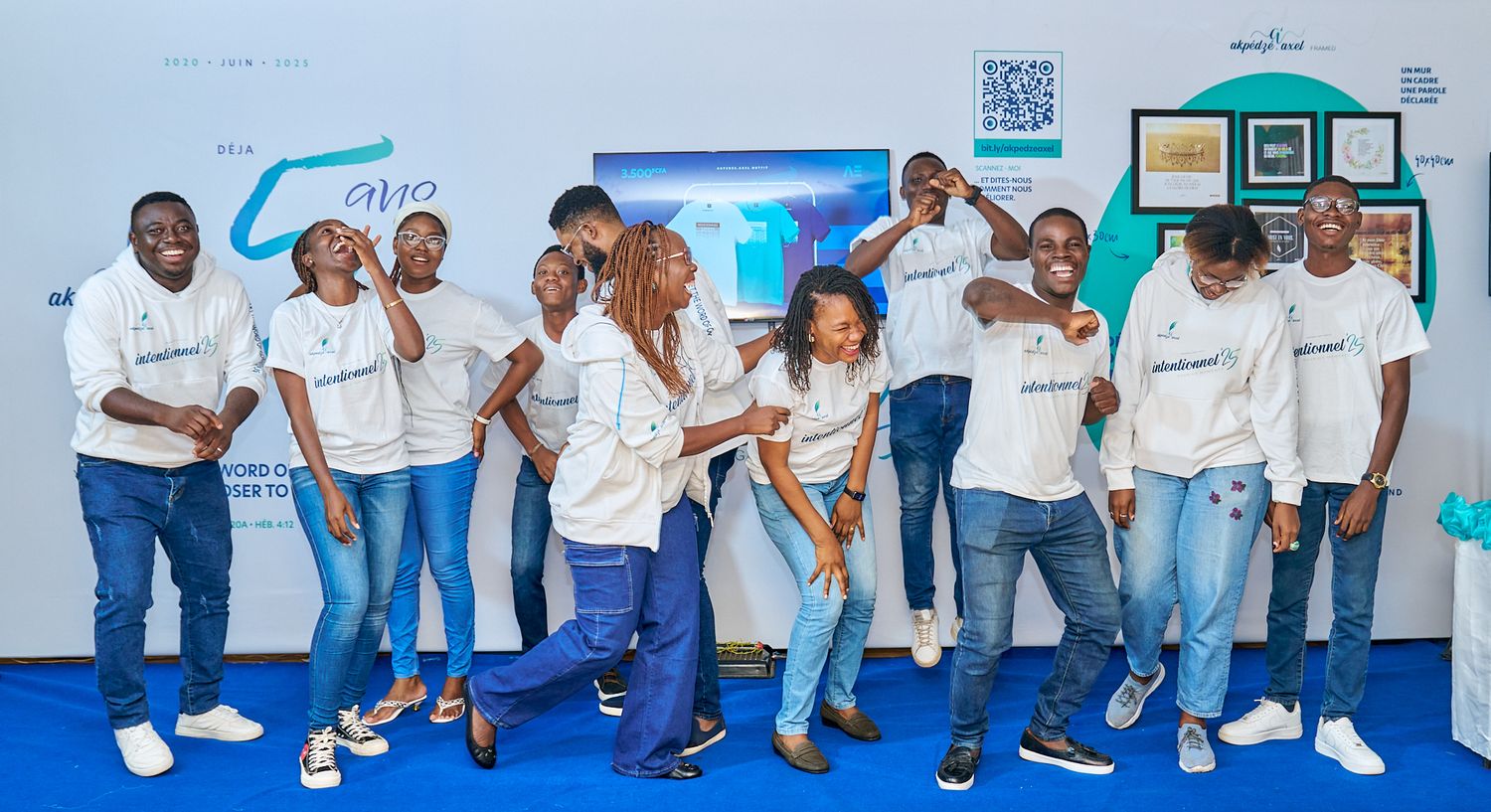 Multiple candid poses of event participants in coordinated white and blue outfits during sharing moment called intentionnel