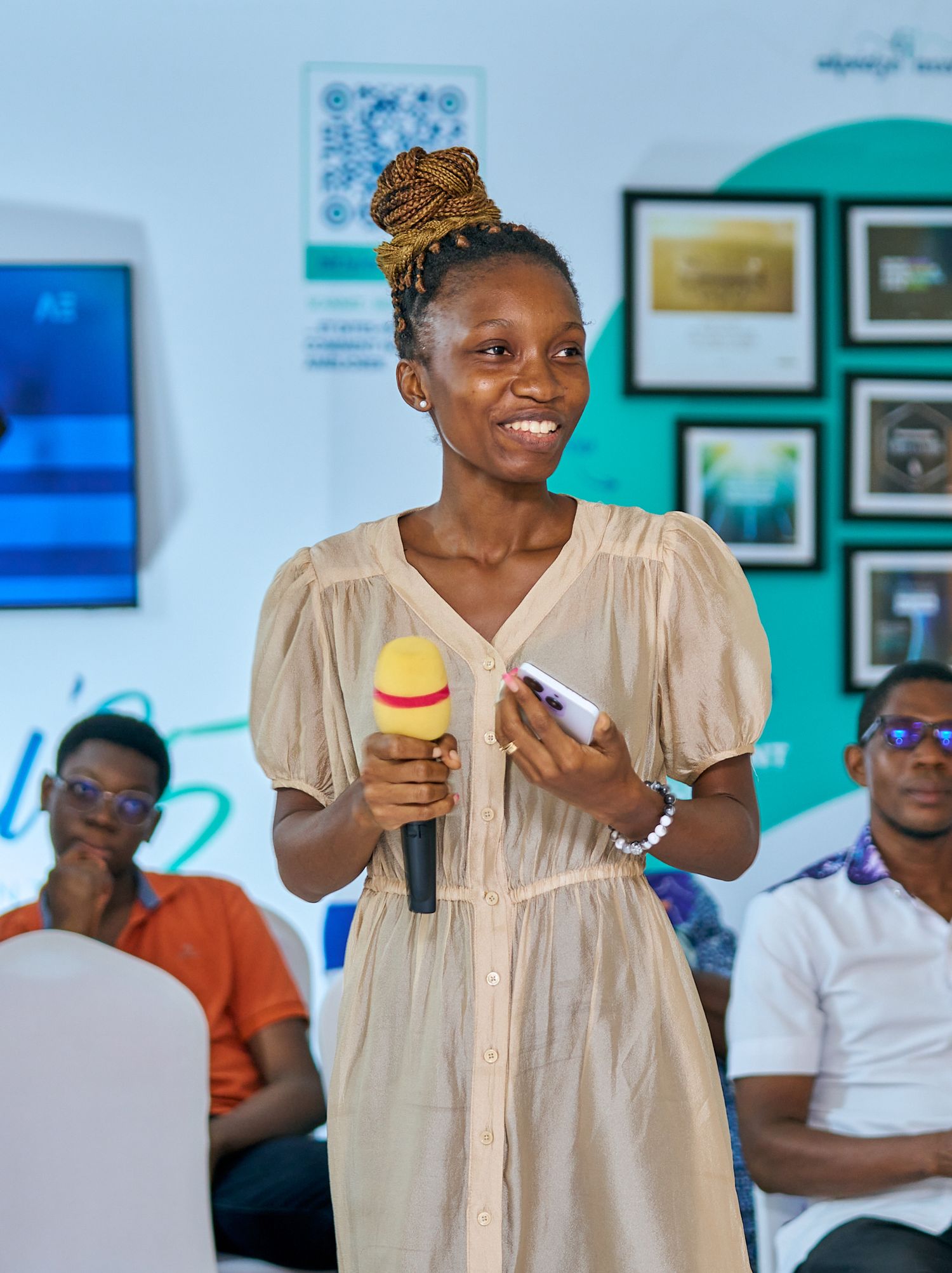 Person in beige outfit demonstrating or presenting something while holding small objects at sharing moment called intentionnel