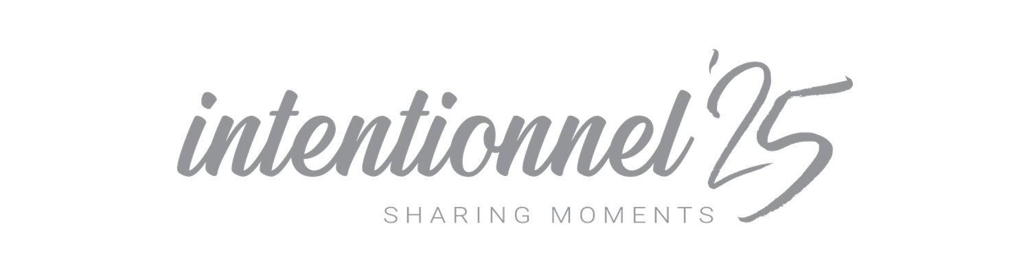 Grey cursive logo reading 'intentionnel' with subtitle 'SHARING MOMENTS' in elegant typography.