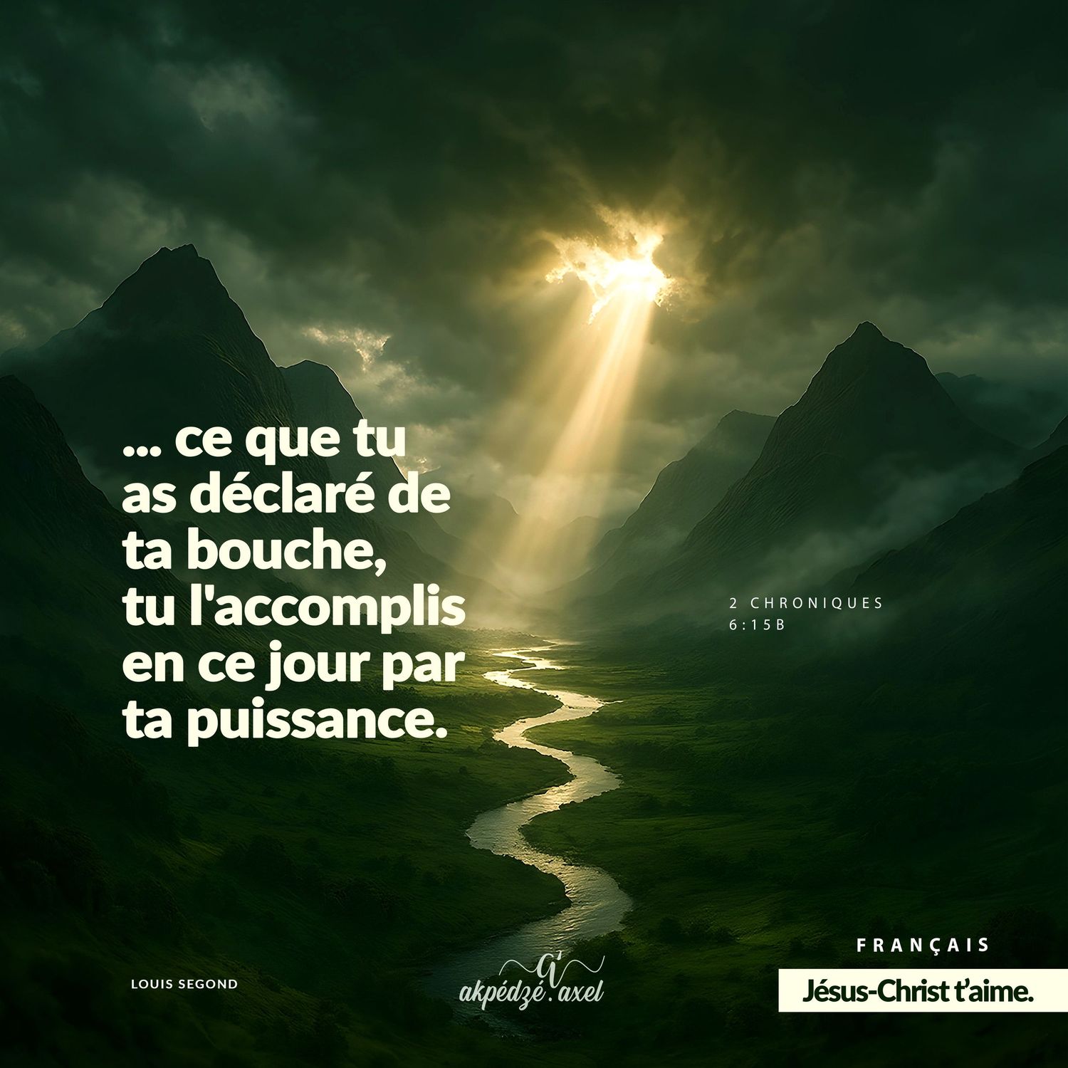 Dramatic sunbeam breaking through dark clouds over mountain peaks with inspirational French text.