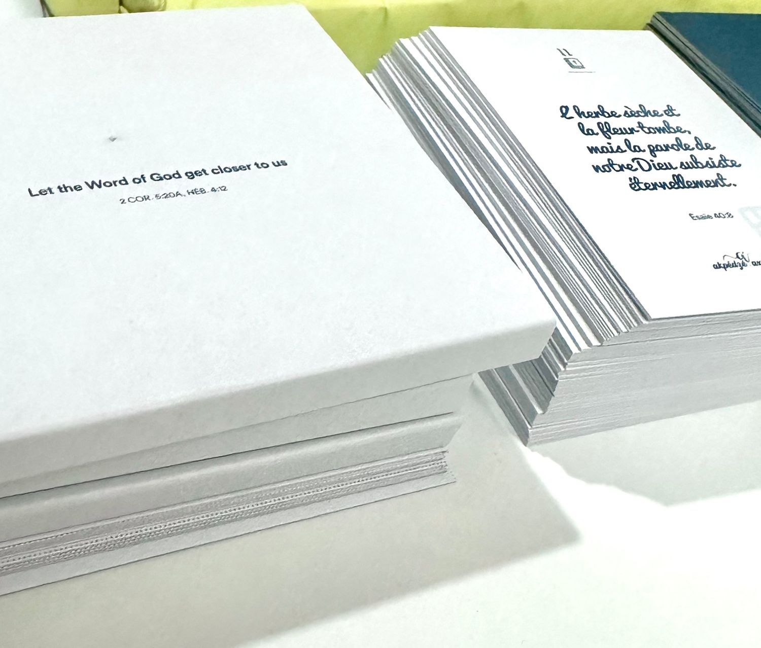 Two stacks of white cards with printed text shown side by side. Verset biblique illustré - illustrated biblical verse - akpedzeaxel