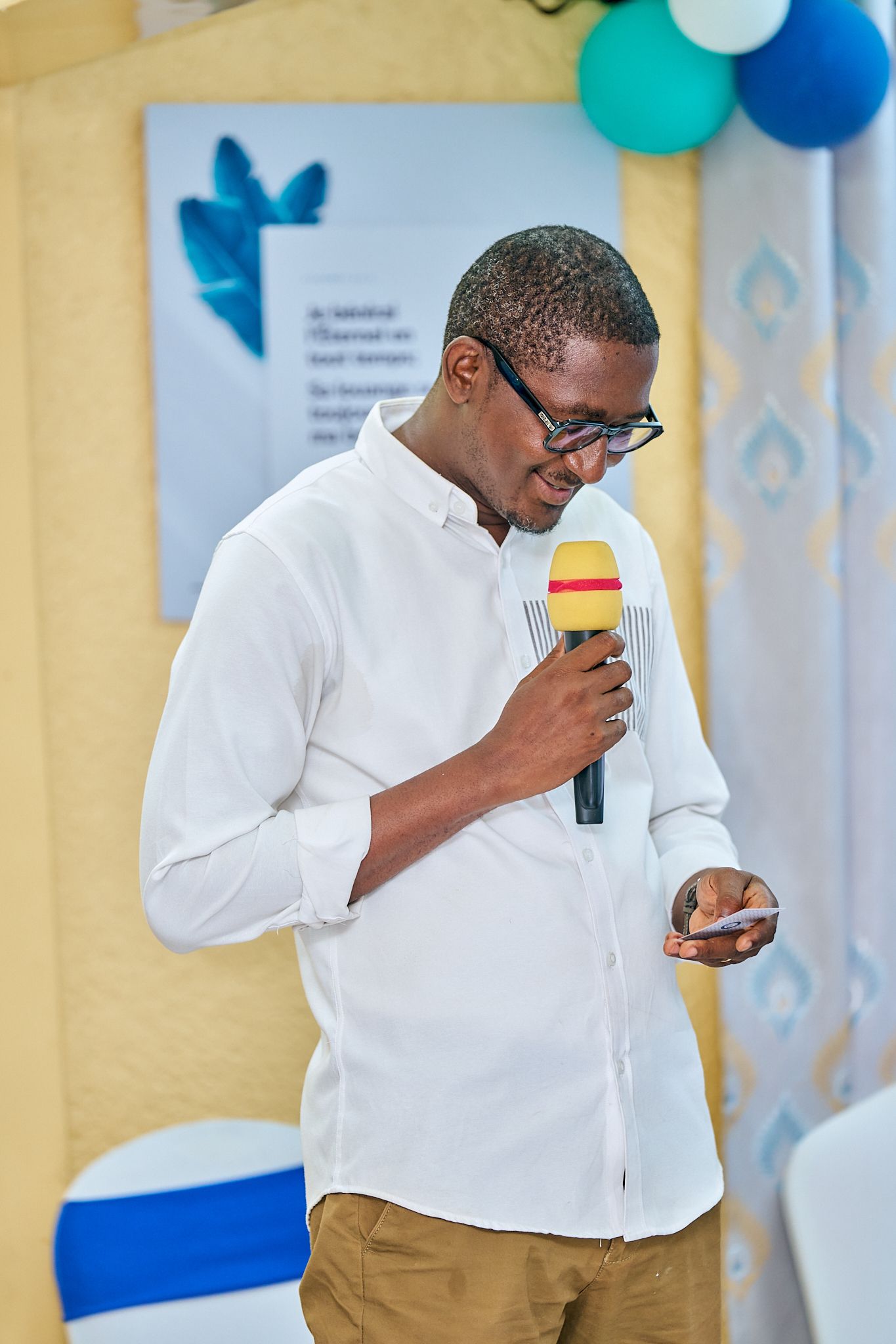 Person in white shirt presenting while holding a small cards at sharing moment called intentionnel