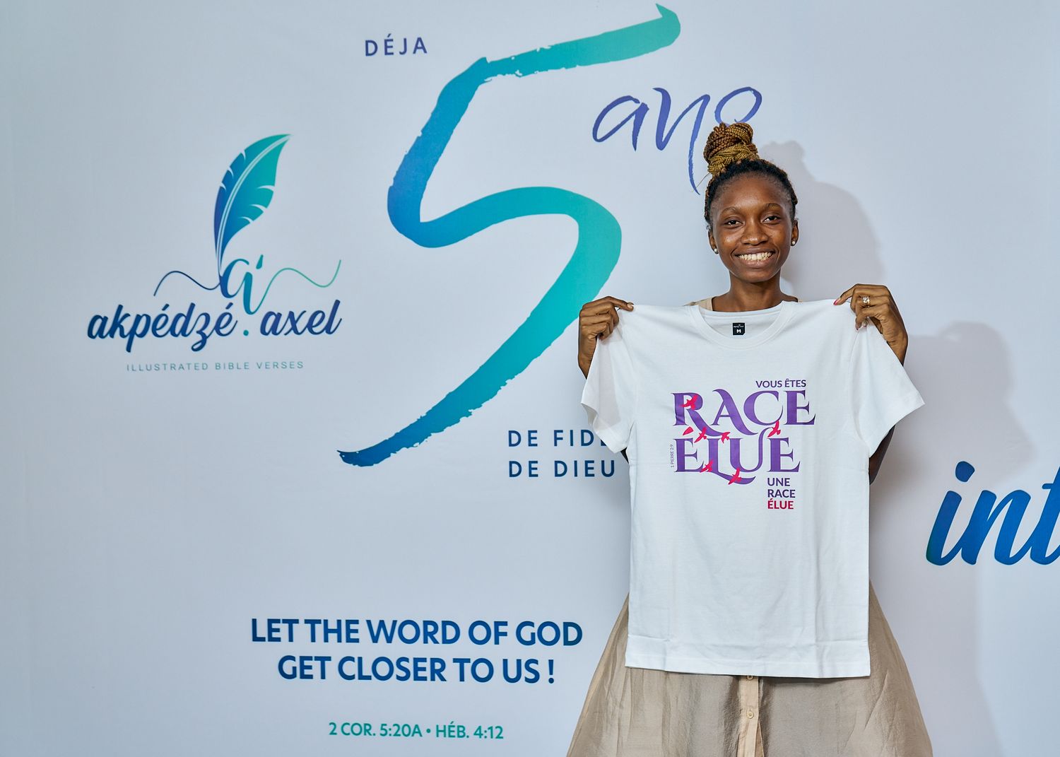 Person displaying branded t-shirt in front of sharing moment called intentionnel banner with number 5 design for five years anniversary