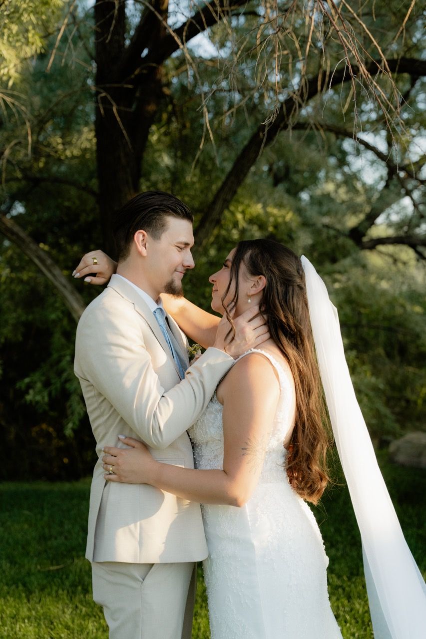 Bride and groom in Utah wedding photographed by Jensen Photo & Film. Willow tree wedding photos with golden light