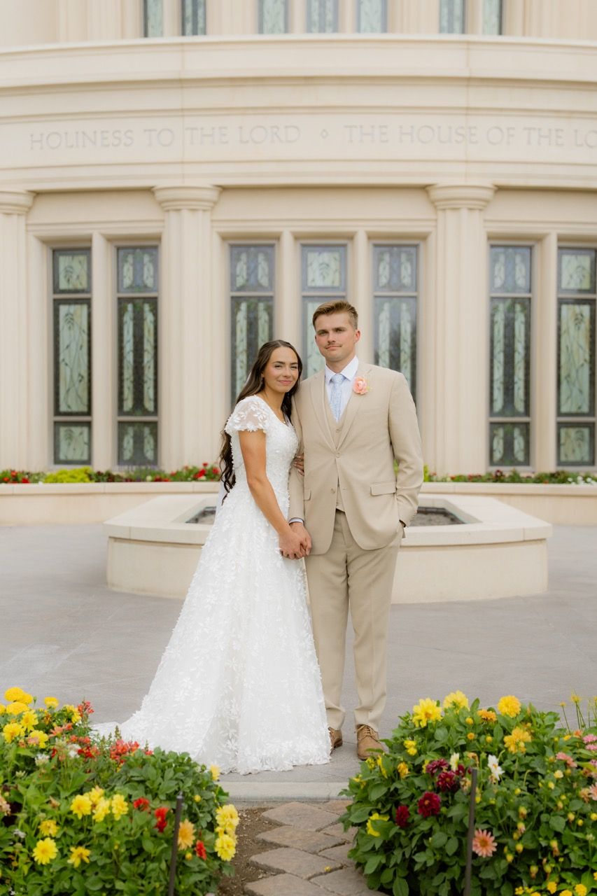 Utah wedding couple in front of an LDS Utah temple