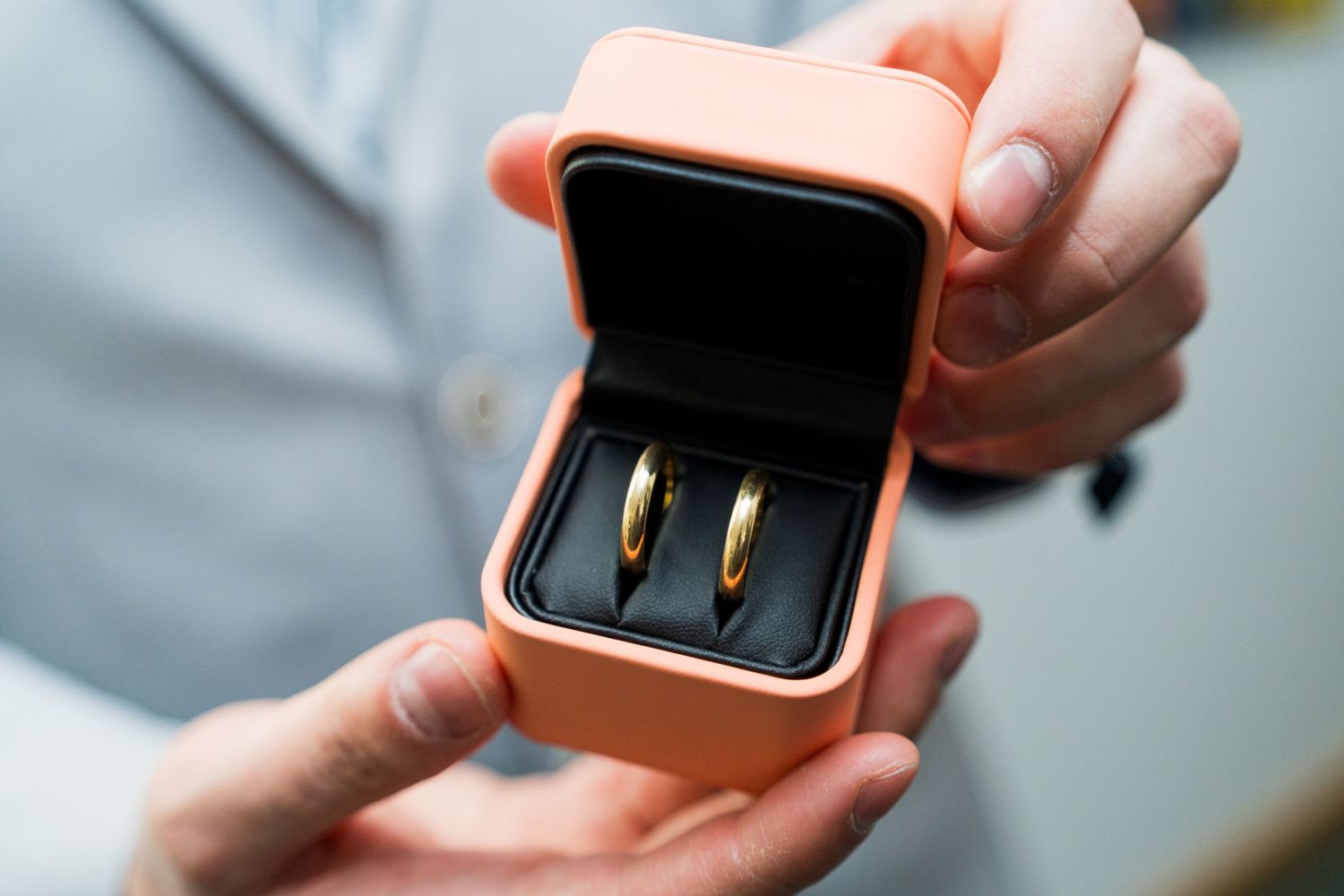 Hochzeit im Standesamt Marzahn Hellersdorf, Eheringe im Ringkästchen als Hochzeitsdetail